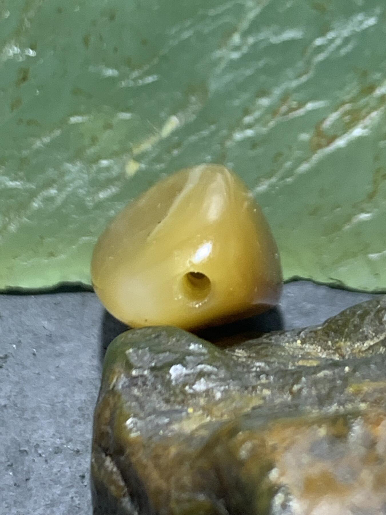 糖料和田玉独籽随形通货珠子一颗，