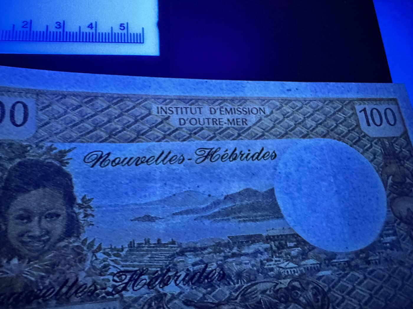 《外钞收藏家》第四百五十七期 1970-77年 新赫布里底100法郎  UNC-