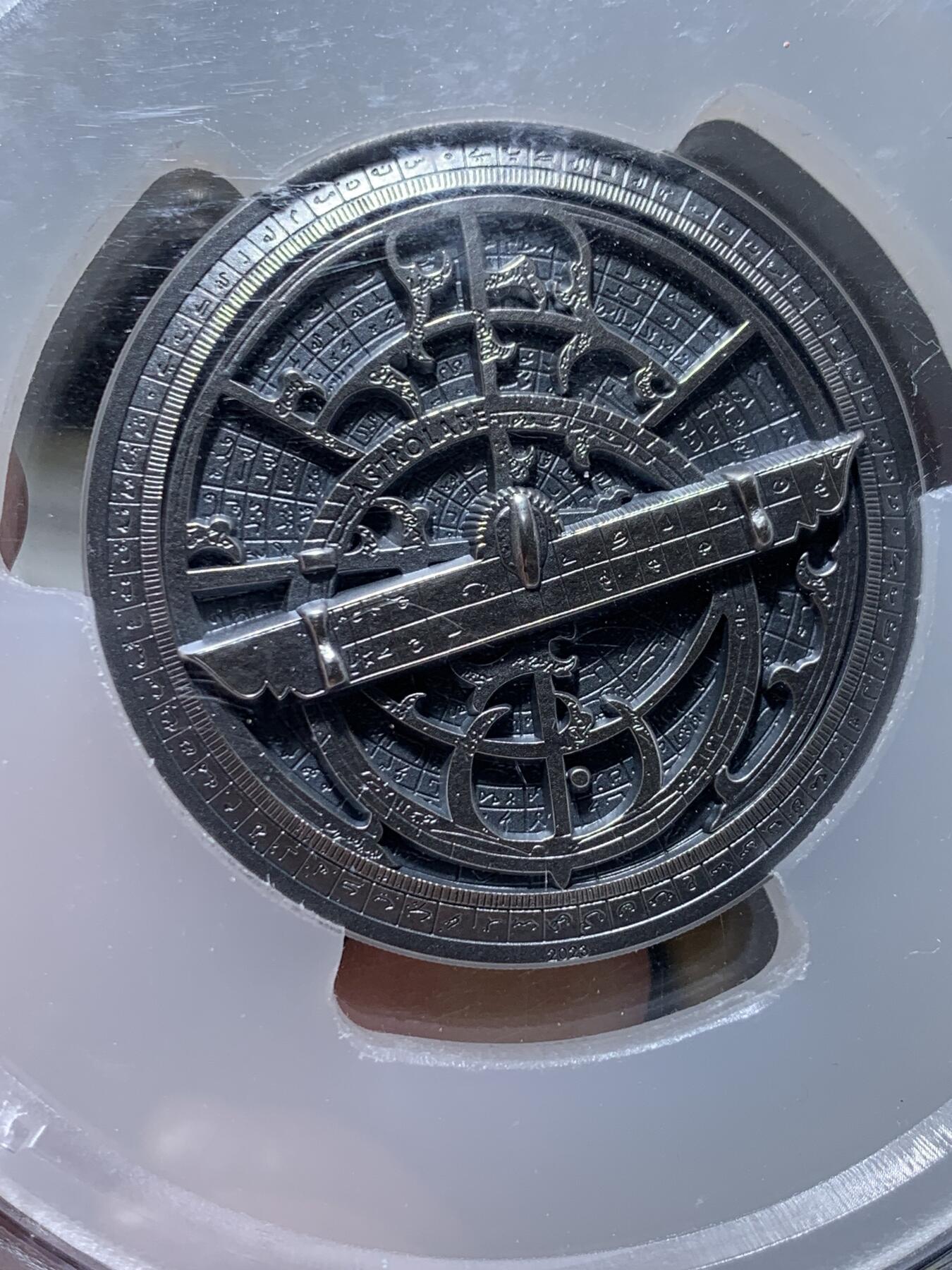 《竞宝斋》第337场 周日，周一，周二 3场连拍 （全场包邮） PCGS MS70 库克2023年历史仪器星盘2盎司高浮雕银币，直径45毫米加厚，铸造量1500枚，含纯银2盎司，仿古工艺处理，超立体高浮雕纪念银币，表面铸造非常精密，刻度如同真的仪器。状态一流，冠军分，附厚盒证书，2024克劳斯世界硬币大奖赛最佳克朗币。