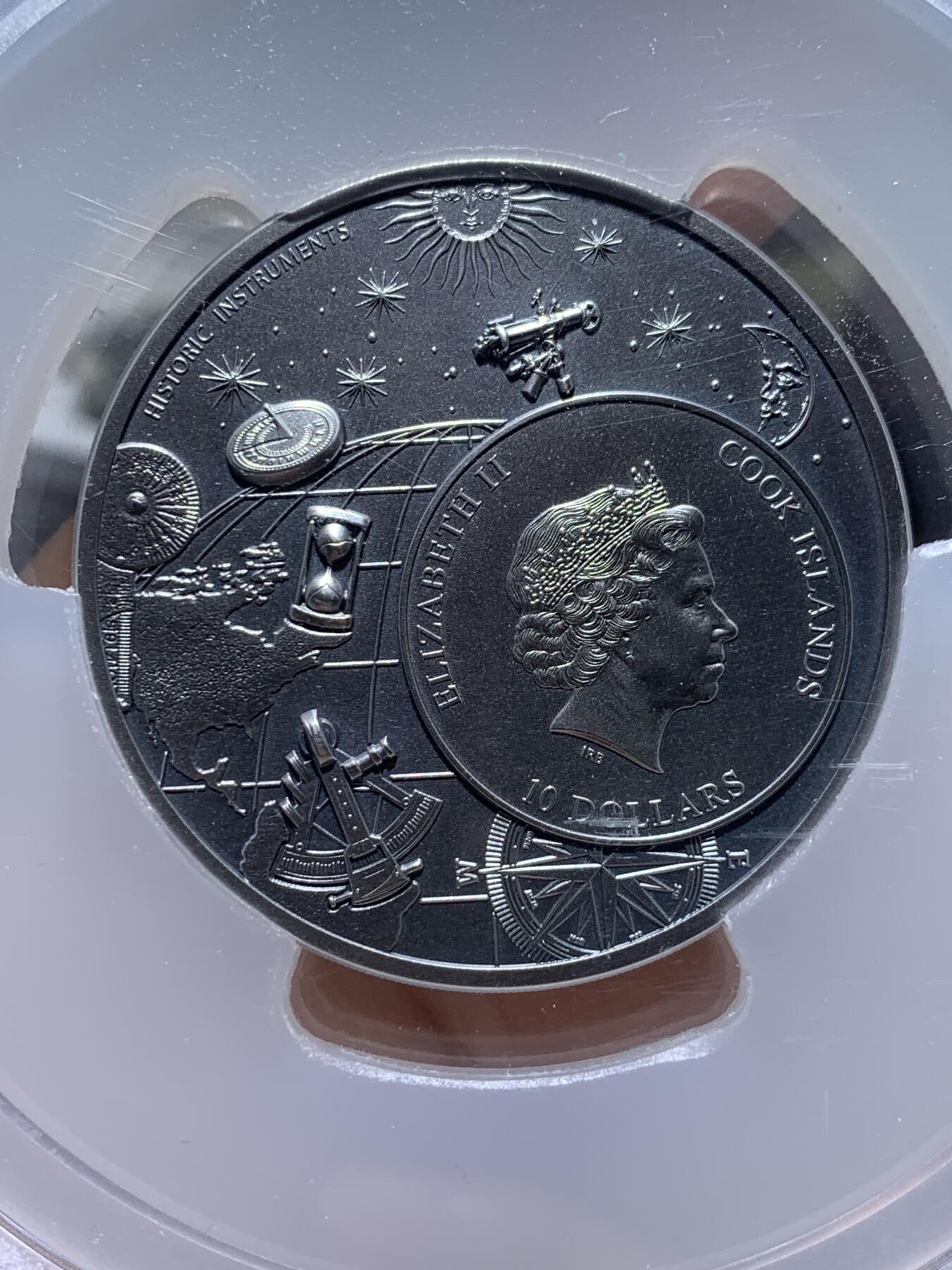 《竞宝斋》第337场 周日，周一，周二 3场连拍 （全场包邮） PCGS MS70 库克2023年历史仪器星盘2盎司高浮雕银币，直径45毫米加厚，铸造量1500枚，含纯银2盎司，仿古工艺处理，超立体高浮雕纪念银币，表面铸造非常精密，刻度如同真的仪器。状态一流，冠军分，附厚盒证书，2024克劳斯世界硬币大奖赛最佳克朗币。