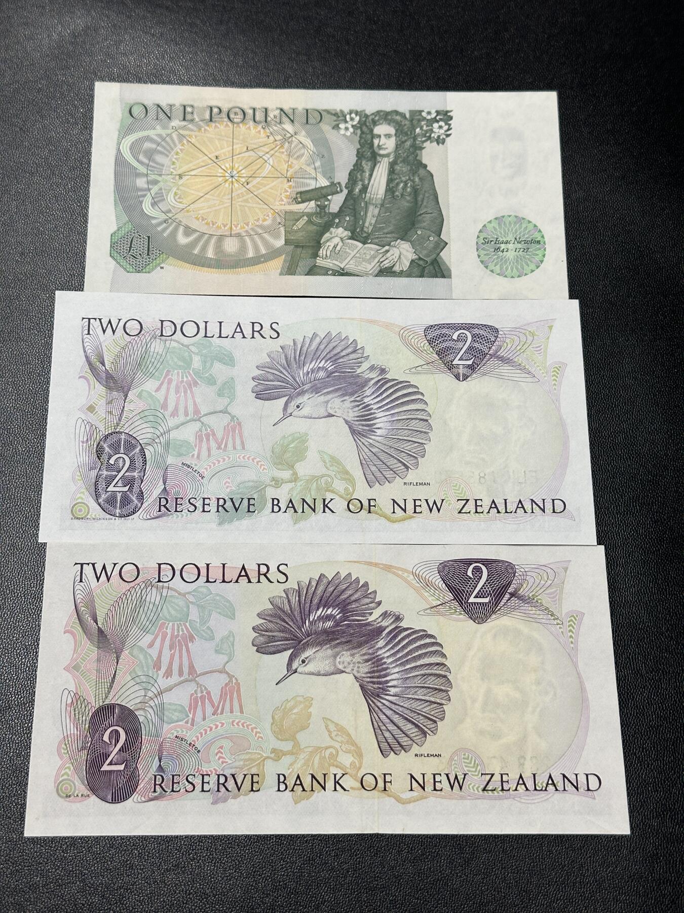 《外钞收藏家》第四百五十七期 英国D序列1镑+新西兰1两张 共三张一起 UNC-