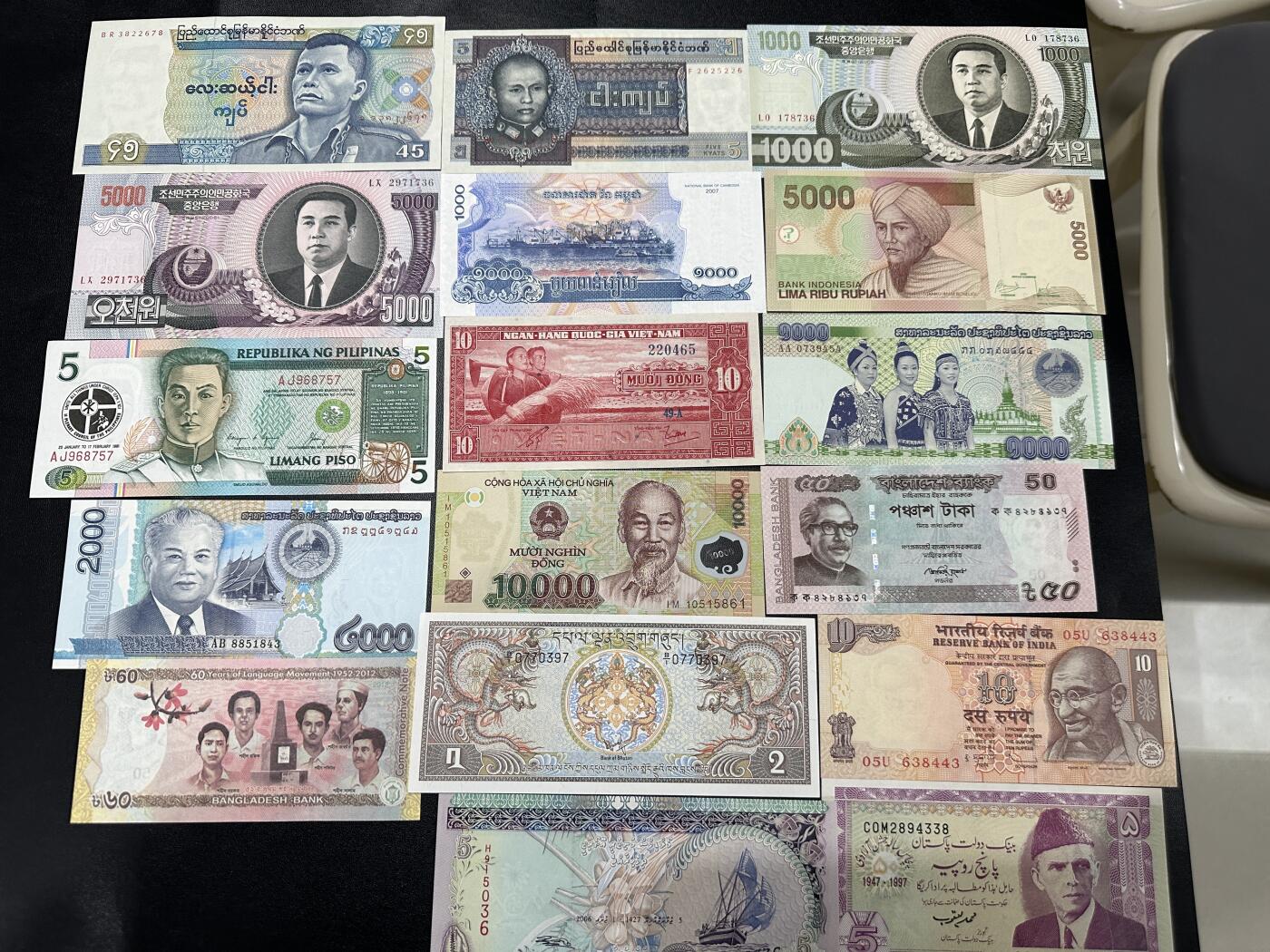 《外钞收藏家》第四百五十七期 越南等十七张精美纸币 全新 一张有轻微潮 其他没问题