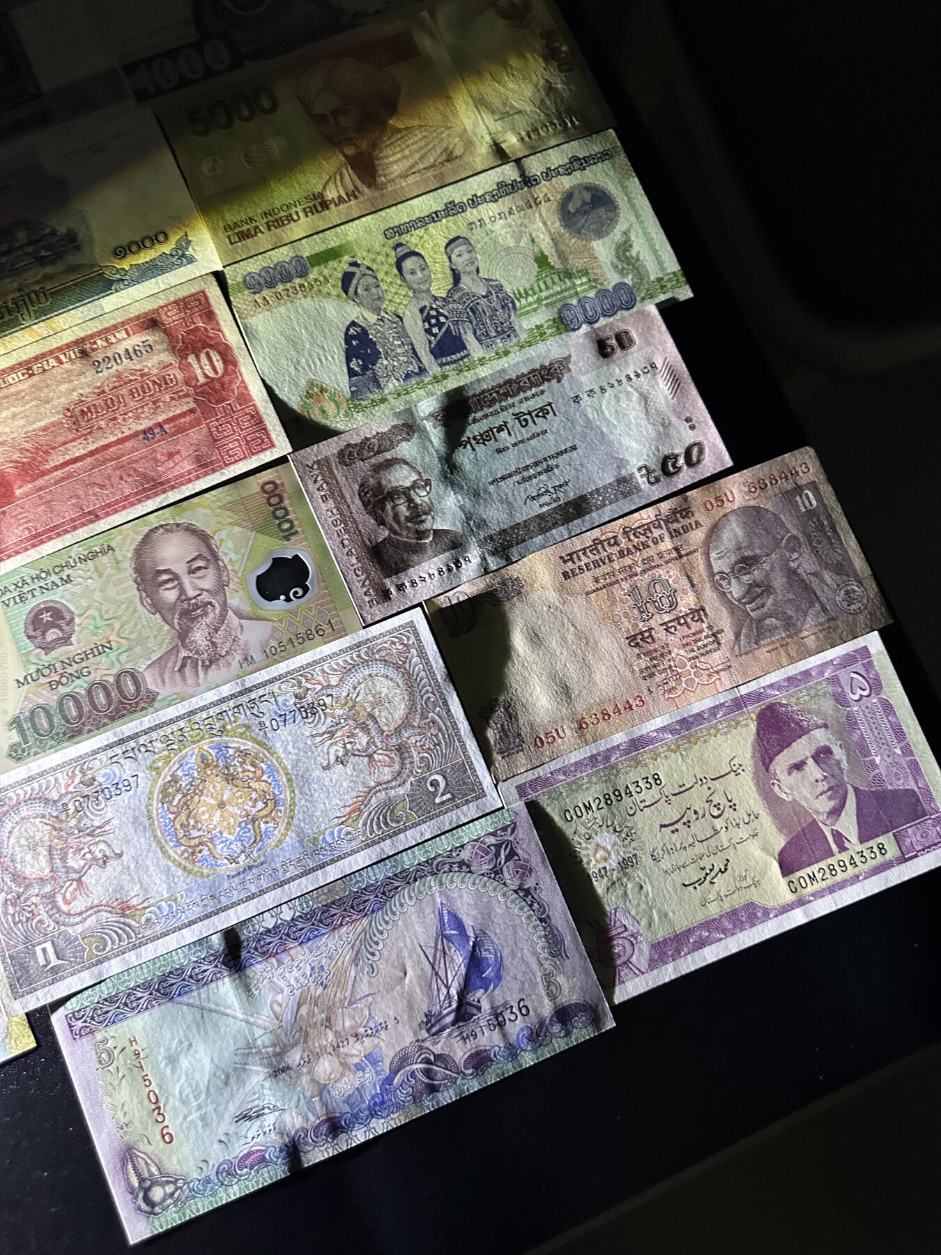 《外钞收藏家》第四百五十七期 越南等十七张精美纸币 全新 一张有轻微潮 其他没问题