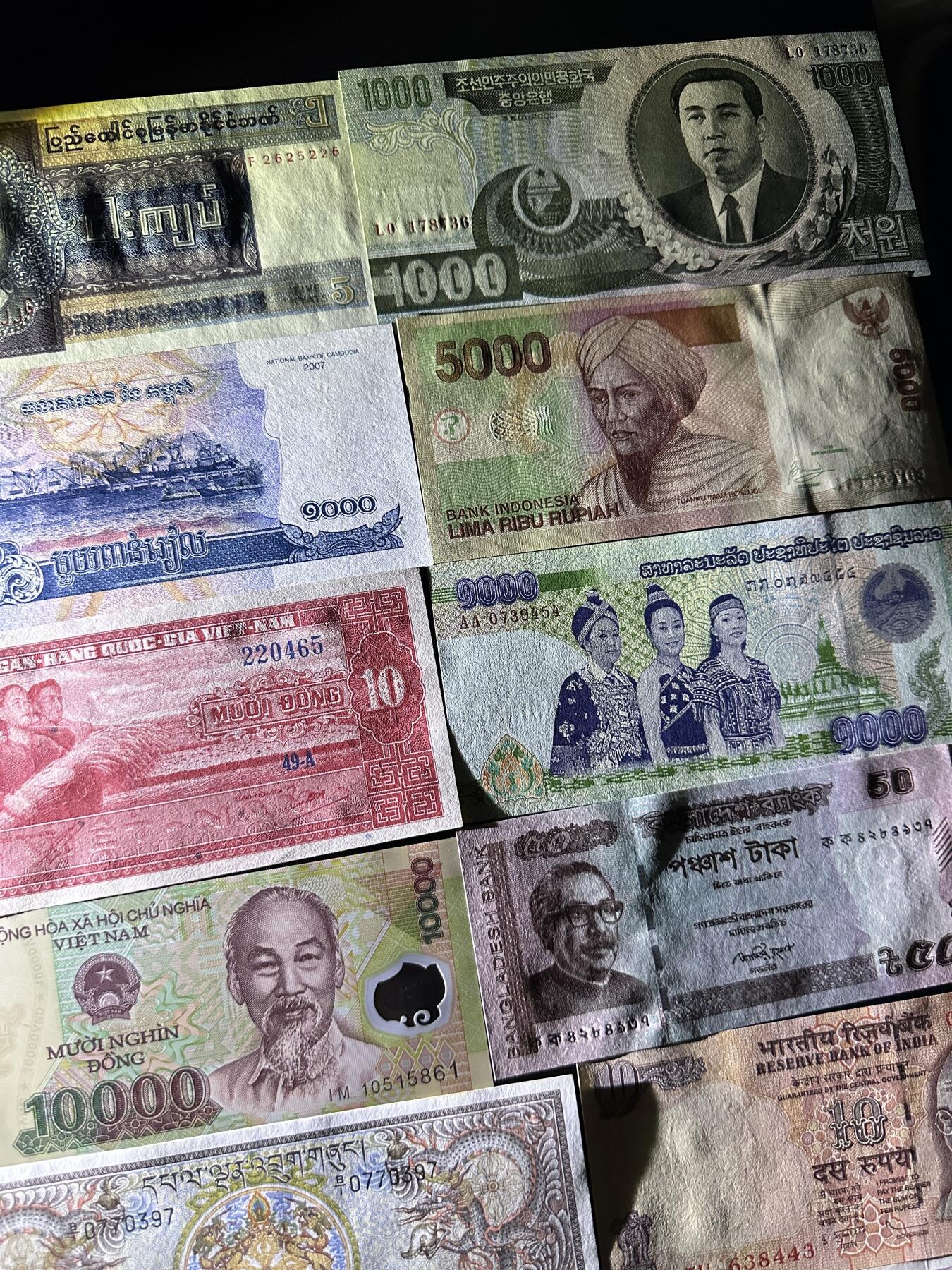 《外钞收藏家》第四百五十七期 越南等十七张精美纸币 全新 一张有轻微潮 其他没问题