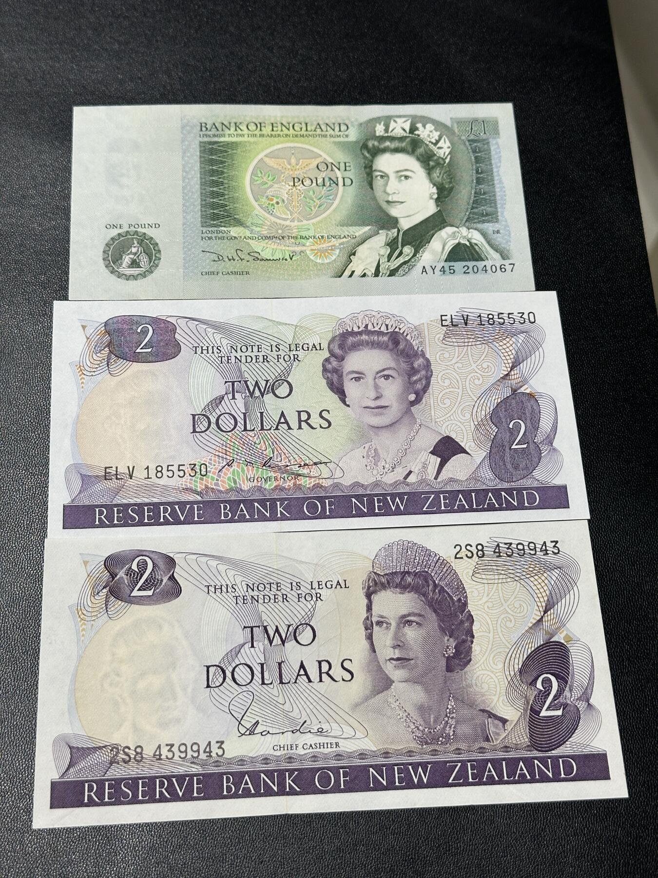 《外钞收藏家》第四百五十七期 英国D序列1镑+新西兰1两张 共三张一起 UNC-