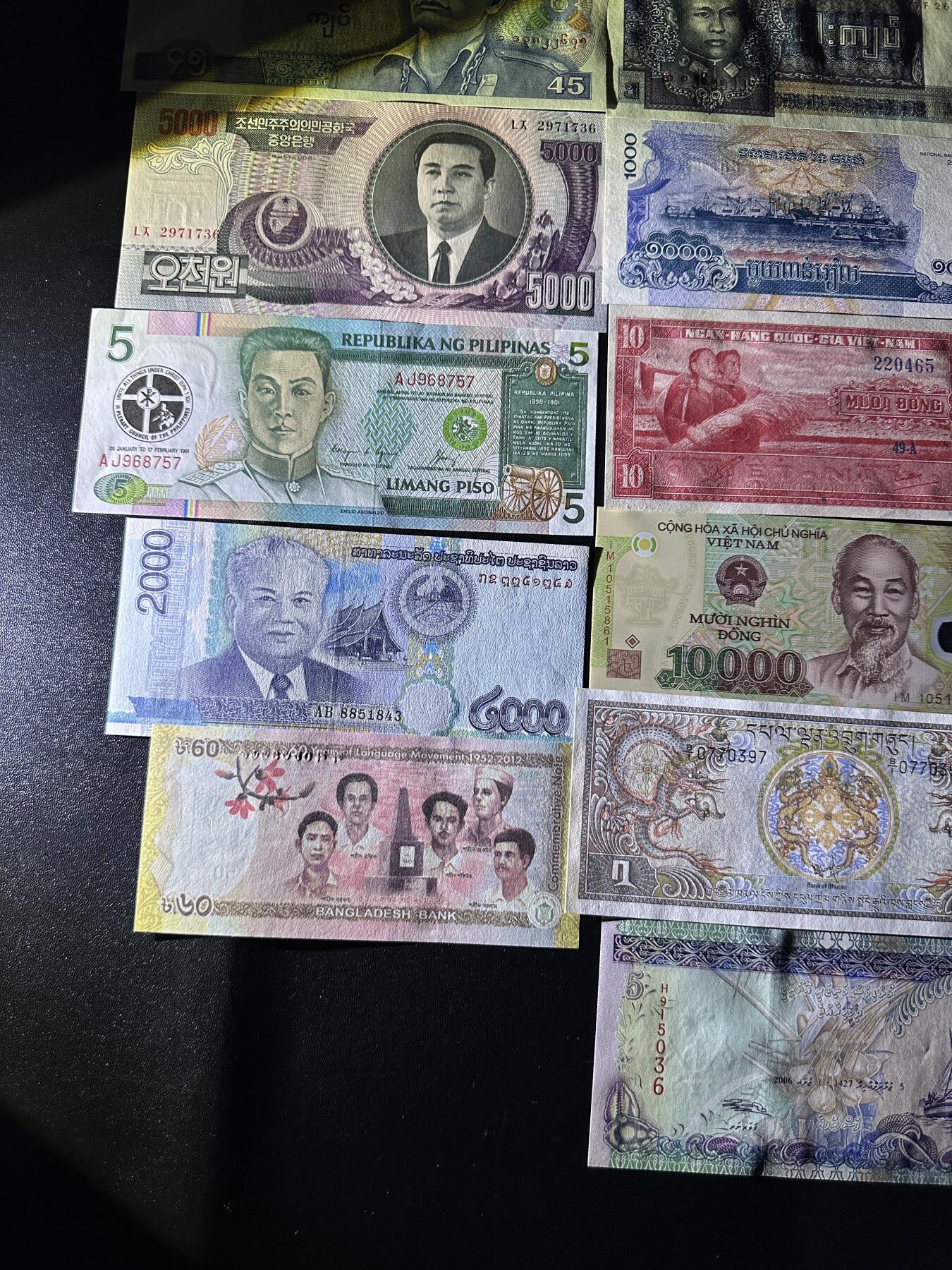 《外钞收藏家》第四百五十七期 越南等十七张精美纸币 全新 一张有轻微潮 其他没问题