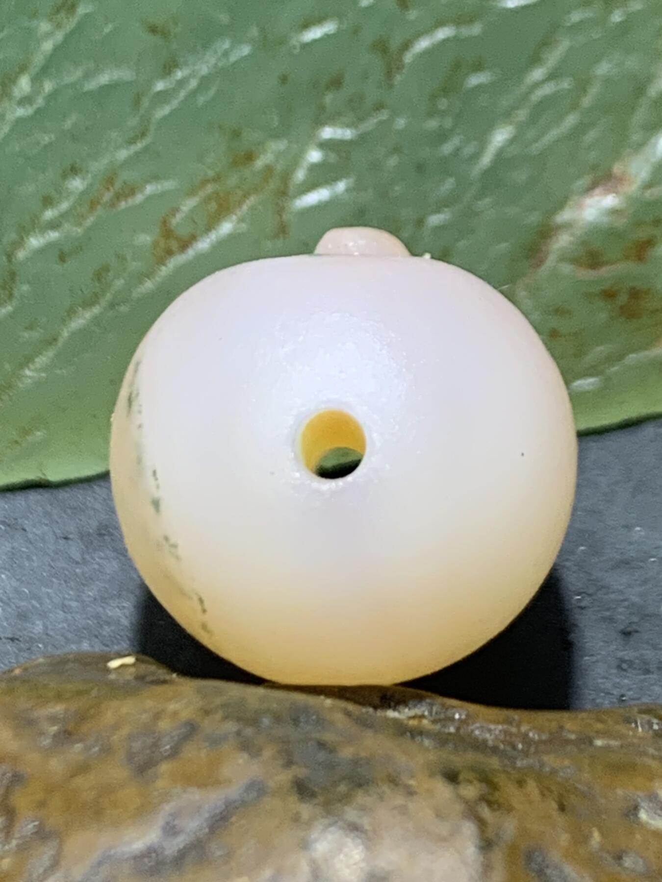 精美高玉化冰粉色草花纹亚光海洋玉髓手工俏色巧雕一心向佛珠子一个！