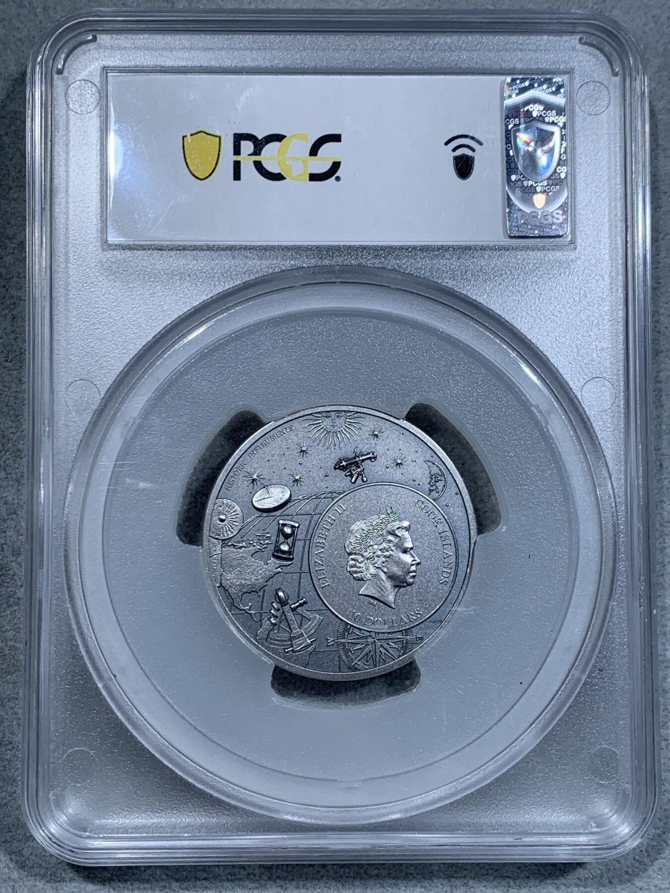 《竞宝斋》第337场 周日，周一，周二 3场连拍 （全场包邮） PCGS MS70 库克2023年历史仪器星盘2盎司高浮雕银币，直径45毫米加厚，铸造量1500枚，含纯银2盎司，仿古工艺处理，超立体高浮雕纪念银币，表面铸造非常精密，刻度如同真的仪器。状态一流，冠军分，附厚盒证书，2024克劳斯世界硬币大奖赛最佳克朗币。