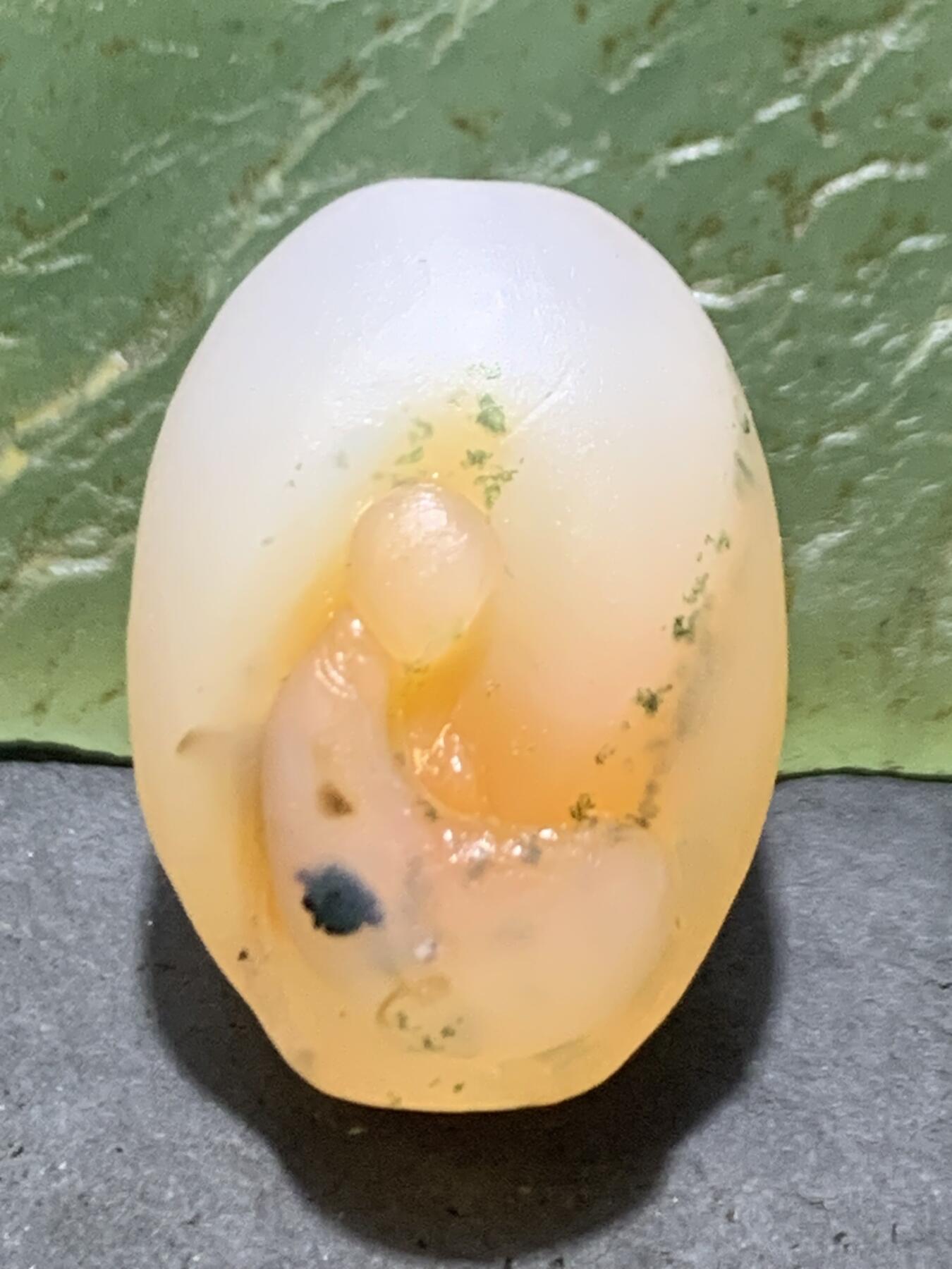 精美高玉化冰粉色草花纹亚光海洋玉髓手工俏色巧雕一心向佛珠子一个！