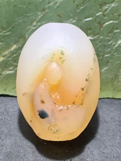 精美高玉化冰粉色草花纹亚光海洋玉髓手工俏色巧雕一心向佛珠子一个！ - 精美高玉化冰粉色草花纹亚光海洋玉髓手工俏色巧雕一心向佛珠子一个！