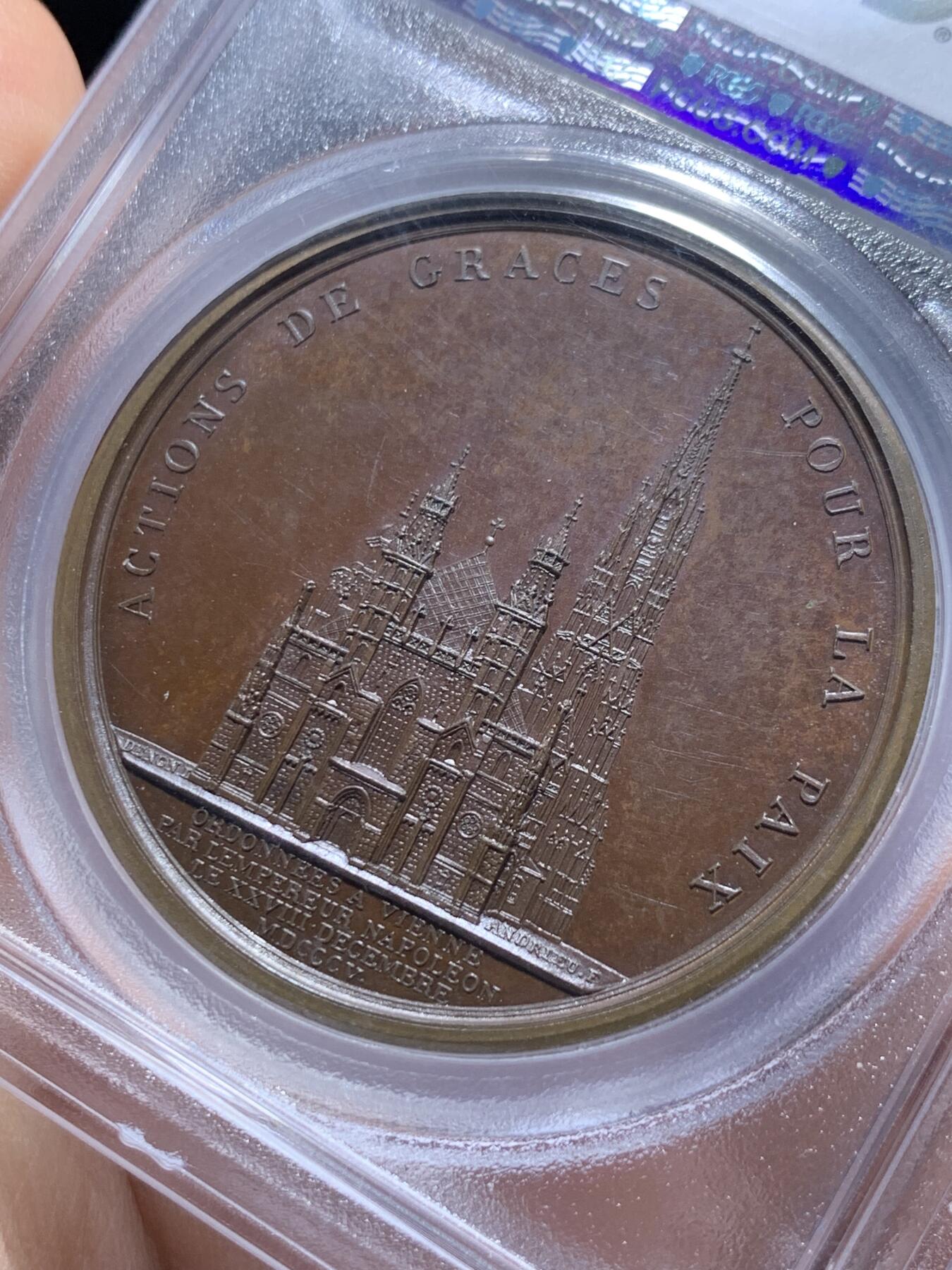 《竞宝斋》第337场 周日，周一，周二 3场连拍 （全场包邮） PCGS SP64 亚军分 法国1805年拿破仑一世攻占维也纳原铸铜章 背面圣史蒂芬大教堂 有着地下埋葬多位成员的皇家墓穴 哈布斯堡王朝的灵魂之地 乌尔姆战役拿皇攻下维也纳后 在此举行大弥撒赞美祭 以彰显其轻易夺取了近代以来从未被外敌占领的名城维也纳