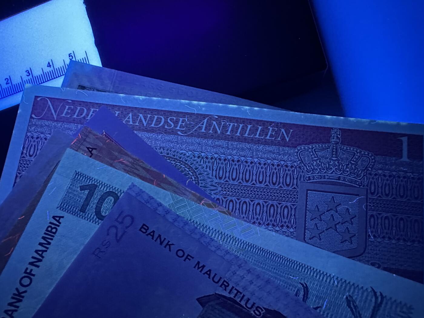 《外钞收藏家》第四百五十七期 越南等十七张精美纸币 全新 一张有轻微潮 其他没问题