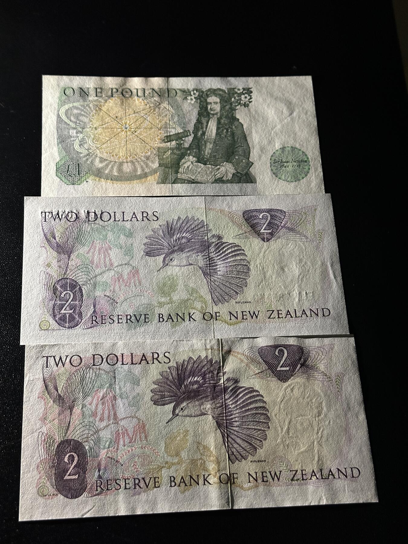 《外钞收藏家》第四百五十七期 英国D序列1镑+新西兰1两张 共三张一起 UNC-