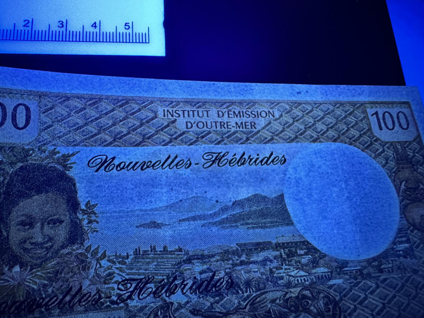 《外钞收藏家》第四百五十七期 1970-77年 新赫布里底100法郎  UNC-