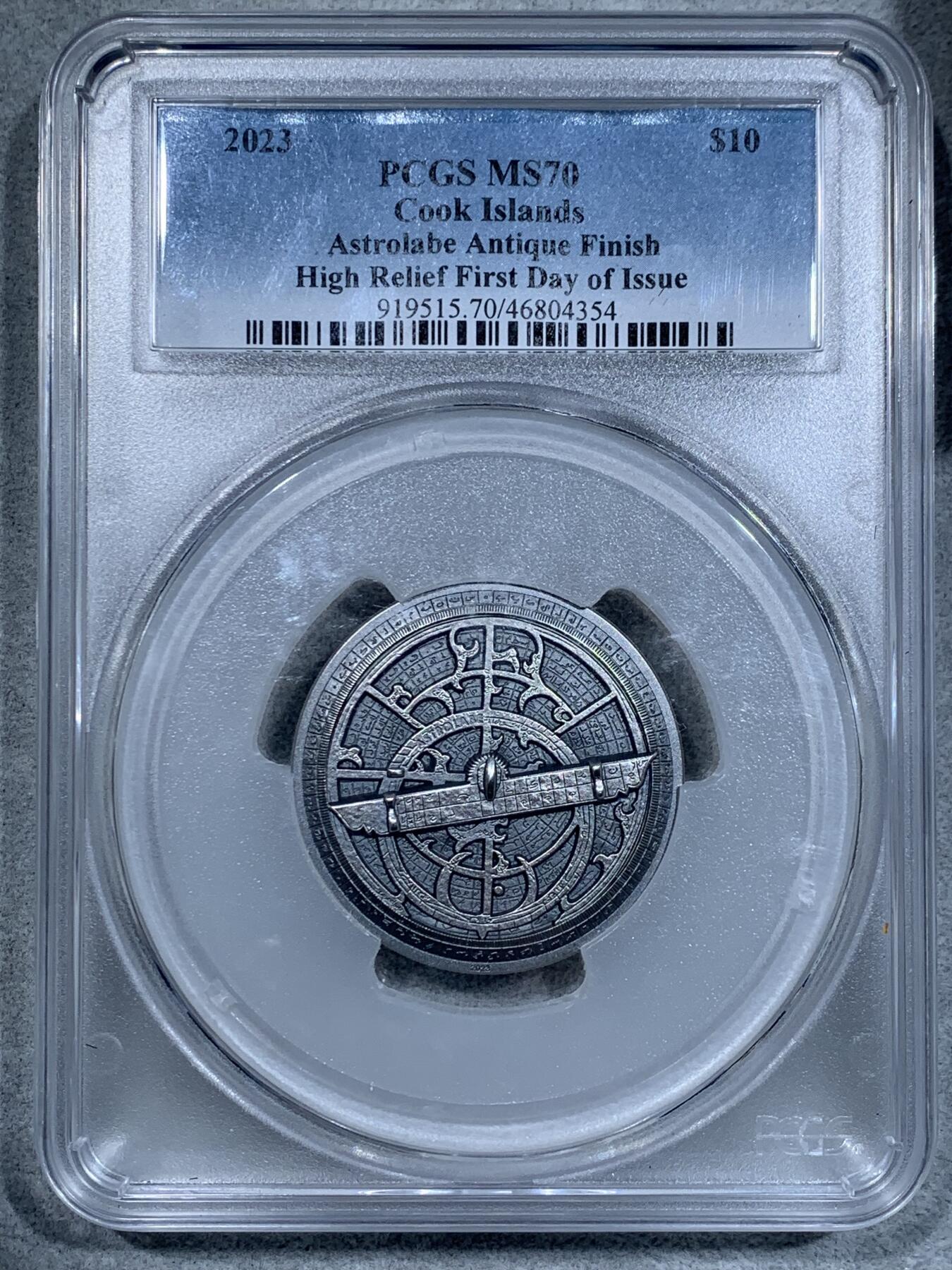 《竞宝斋》第337场 周日，周一，周二 3场连拍 （全场包邮） PCGS MS70 库克2023年历史仪器星盘2盎司高浮雕银币，直径45毫米加厚，铸造量1500枚，含纯银2盎司，仿古工艺处理，超立体高浮雕纪念银币，表面铸造非常精密，刻度如同真的仪器。状态一流，冠军分，附厚盒证书，2024克劳斯世界硬币大奖赛最佳克朗币。