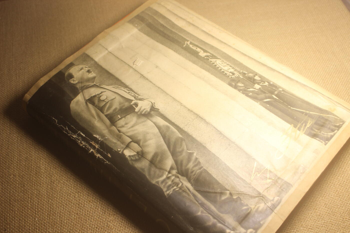 2024.12.19苏德主题拍卖 小胡子个人主题画册，1935年出版，全书合计126页，其中粘贴的图片及照片约205张，近库存品相