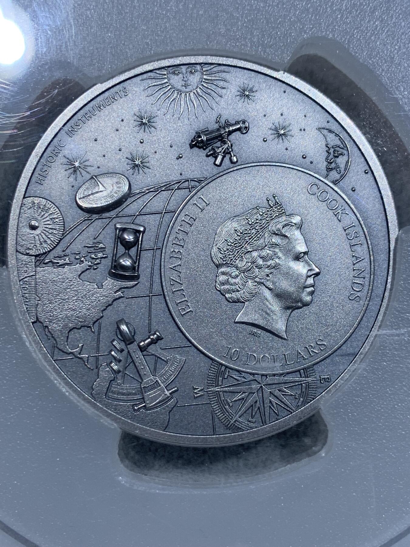 《竞宝斋》第337场 周日，周一，周二 3场连拍 （全场包邮） PCGS MS70 库克2023年历史仪器星盘2盎司高浮雕银币，直径45毫米加厚，铸造量1500枚，含纯银2盎司，仿古工艺处理，超立体高浮雕纪念银币，表面铸造非常精密，刻度如同真的仪器。状态一流，冠军分，附厚盒证书，2024克劳斯世界硬币大奖赛最佳克朗币。