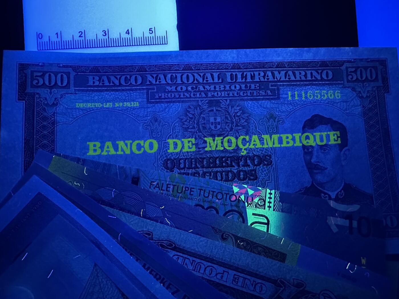 《外钞收藏家》第四百五十七期 萨摩亚等10张精美纸币 全新UNC 一张有潮 其他没问题