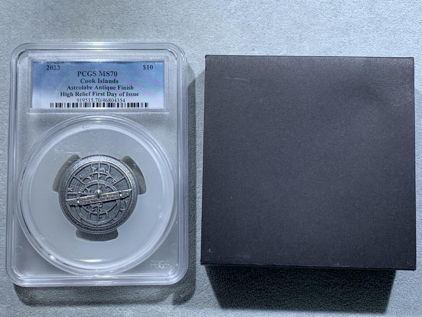 《竞宝斋》第337场 周日，周一，周二 3场连拍 （全场包邮） PCGS MS70 库克2023年历史仪器星盘2盎司高浮雕银币，直径45毫米加厚，铸造量1500枚，含纯银2盎司，仿古工艺处理，超立体高浮雕纪念银币，表面铸造非常精密，刻度如同真的仪器。状态一流，冠军分，附厚盒证书，2024克劳斯世界硬币大奖赛最佳克朗币。
