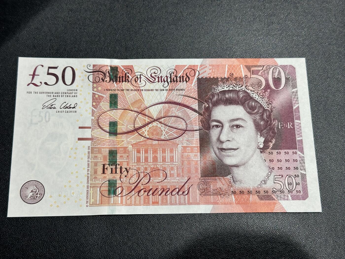 《外钞收藏家》第四百五十七期 英国F序列50镑 全新UNC 无47 靓号 尾553