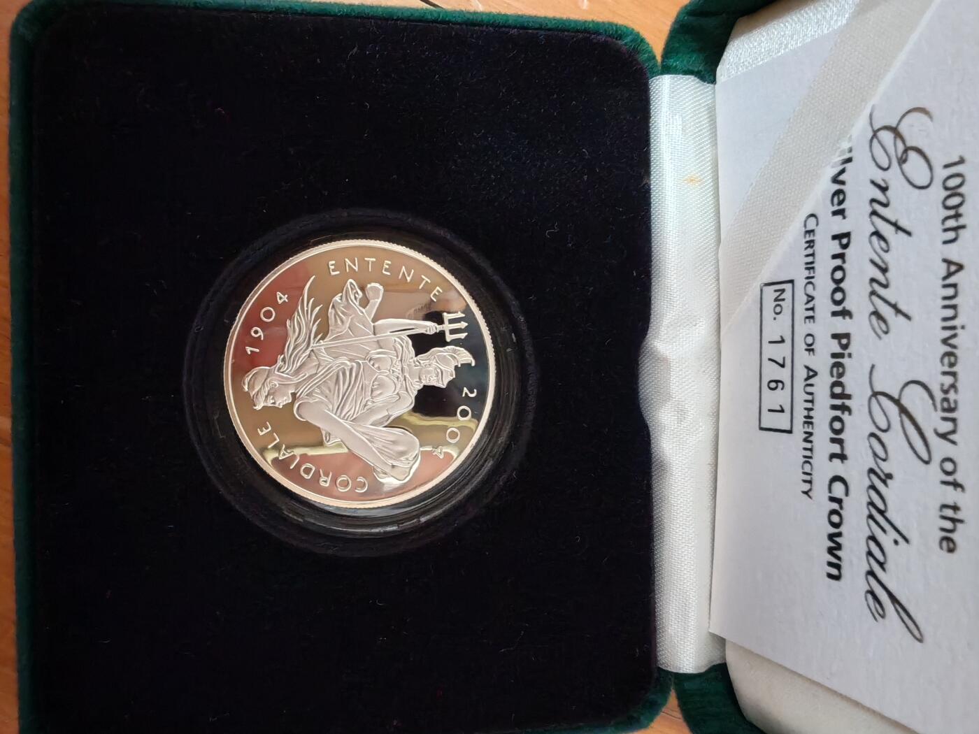长老汇龙年限时拍卖第二场   2004英国英法5英镑加厚精制银币，56.56克923银，盒证全