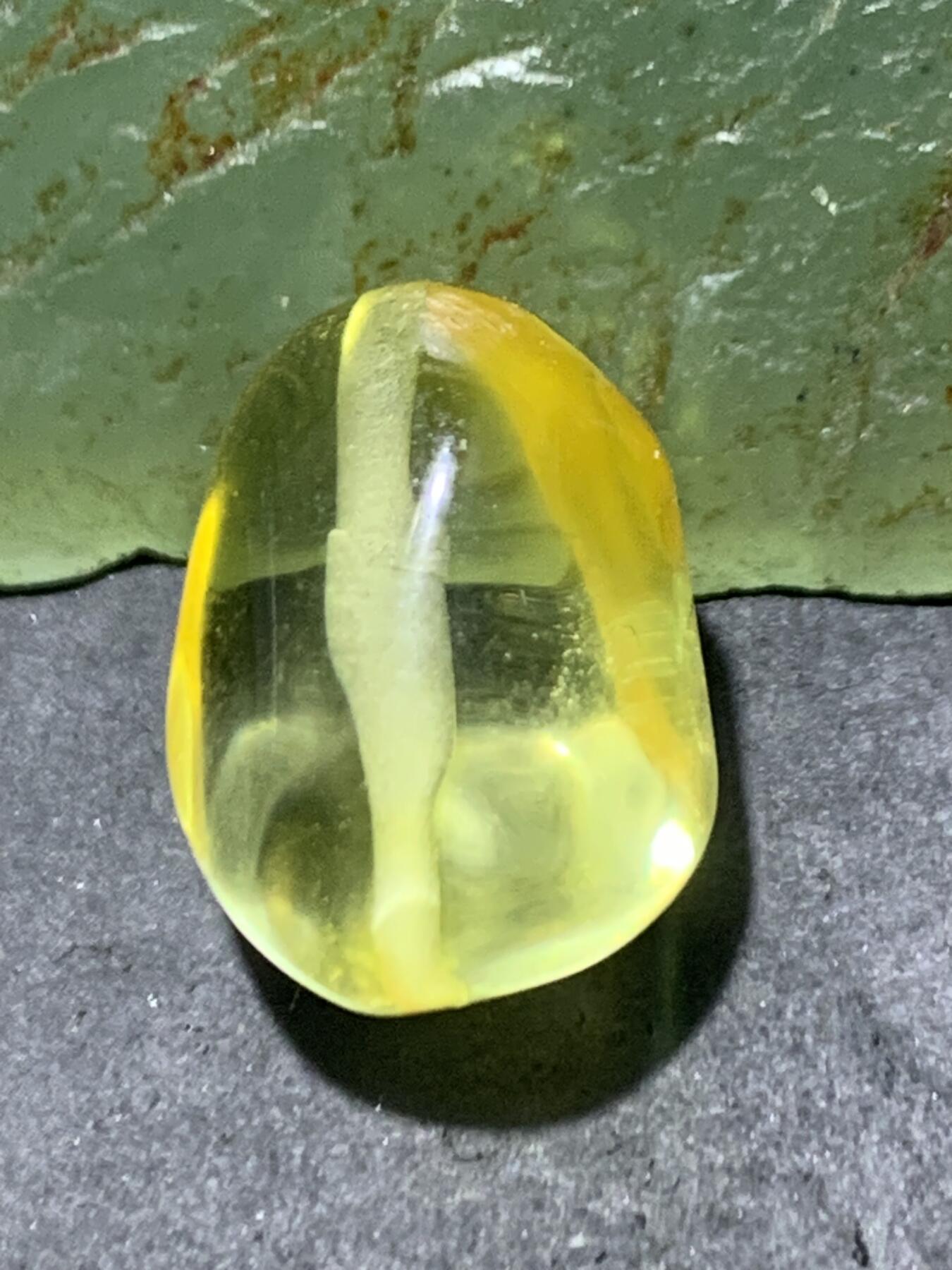 精美天然乌克兰原矿金珀随形珠一个