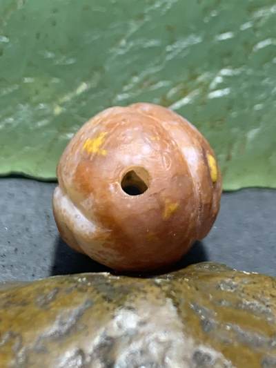 精美亚光战国红玛瑙手工俏色巧雕巨蟒灵蛇桶珠一个 精美亚光战国红玛瑙手工俏色巧雕巨蟒灵蛇桶珠一个