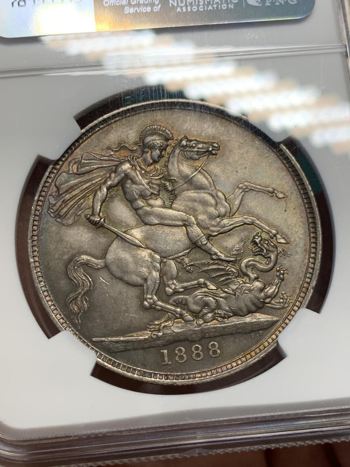《竞宝斋》第338场 周日，周一，周二 3场连拍 （全场包邮） NGC-MS62 英国1888年 1克朗 马剑大银币 五彩包浆 最少年份MS品种稀缺