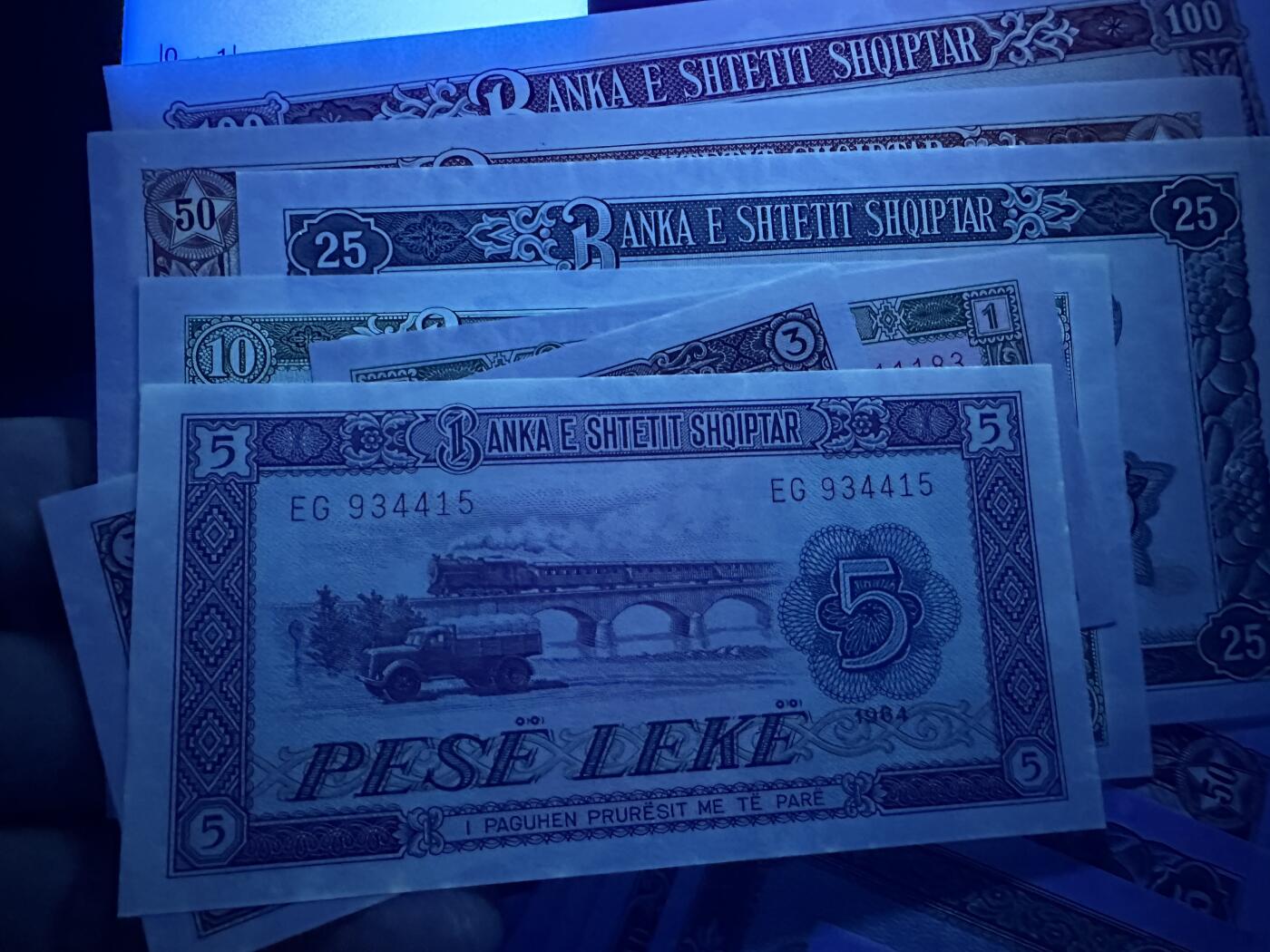 《外钞收藏家》第四百五十七期 1964年阿尔巴尼亚一套7张一起 全新 小面额轻微潮 50面额有个点钞痕