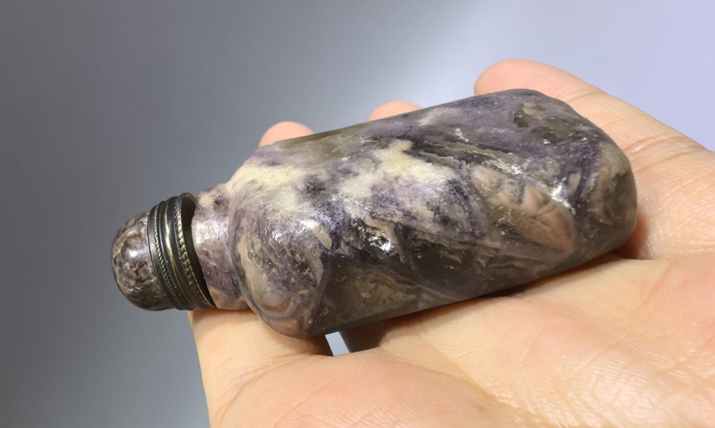 旧藏水晶鼻烟壶，全品如图所示。尺寸:6.1cm*3.4cm*1.9cm