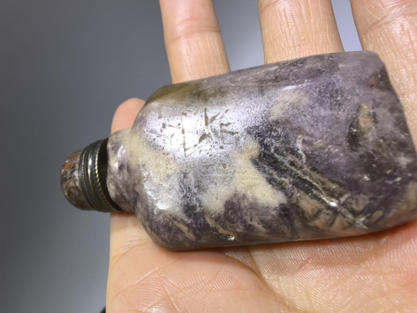 旧藏水晶鼻烟壶，全品如图所示。尺寸:6.1cm*3.4cm*1.9cm