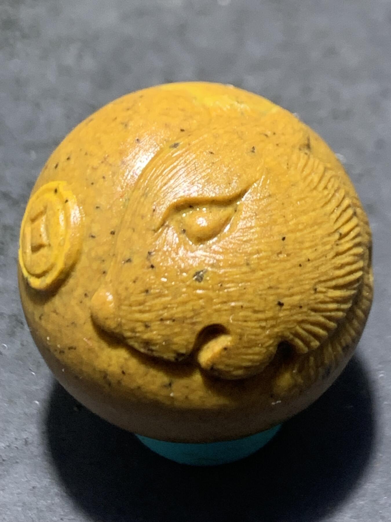 精美亚光战国红玛瑙手工俏色巧雕金钱豹圆珠一个，