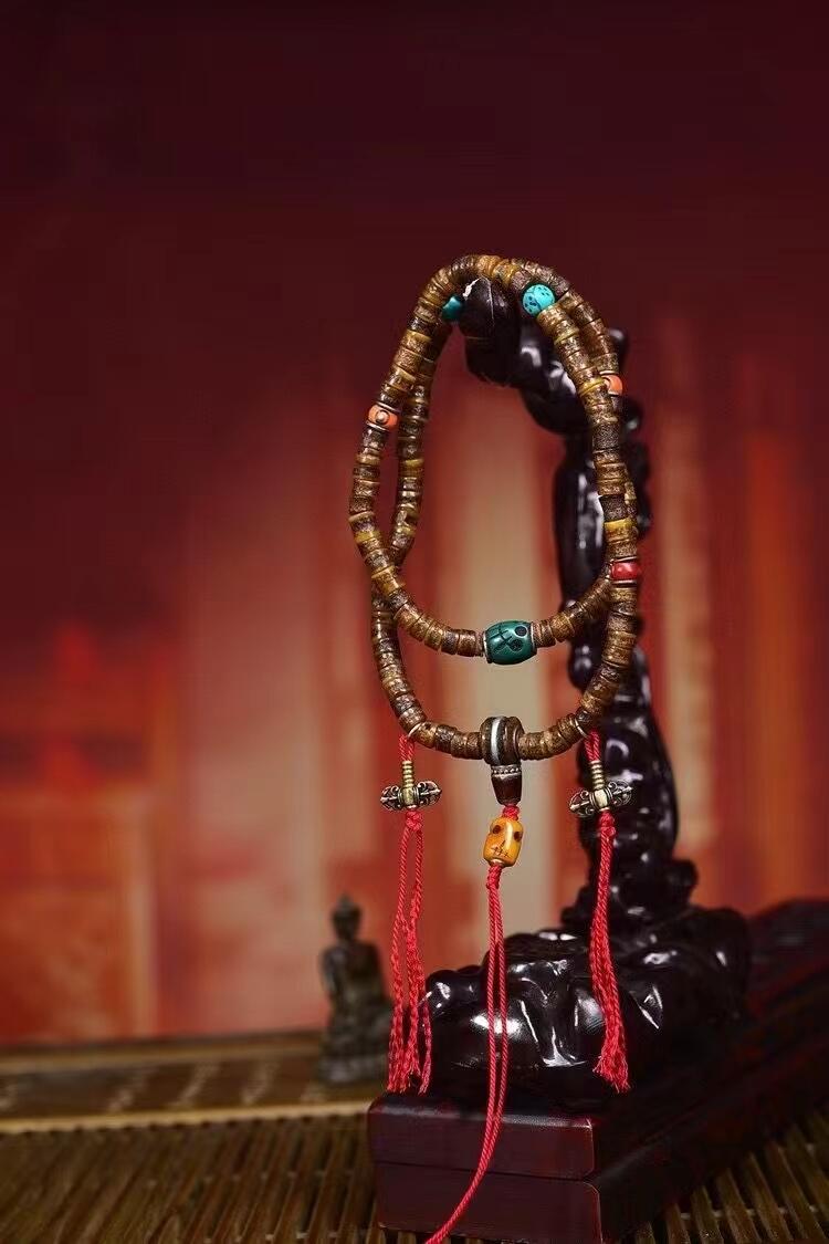 老嘎巴拉，108颗，年份久远，尺寸7.3x6毫米，克重42.5克，搭配———嘎巴拉三通——老铜技术器——料器阿呆、骰子———老骨阿呆。是具有悟性的骨骼