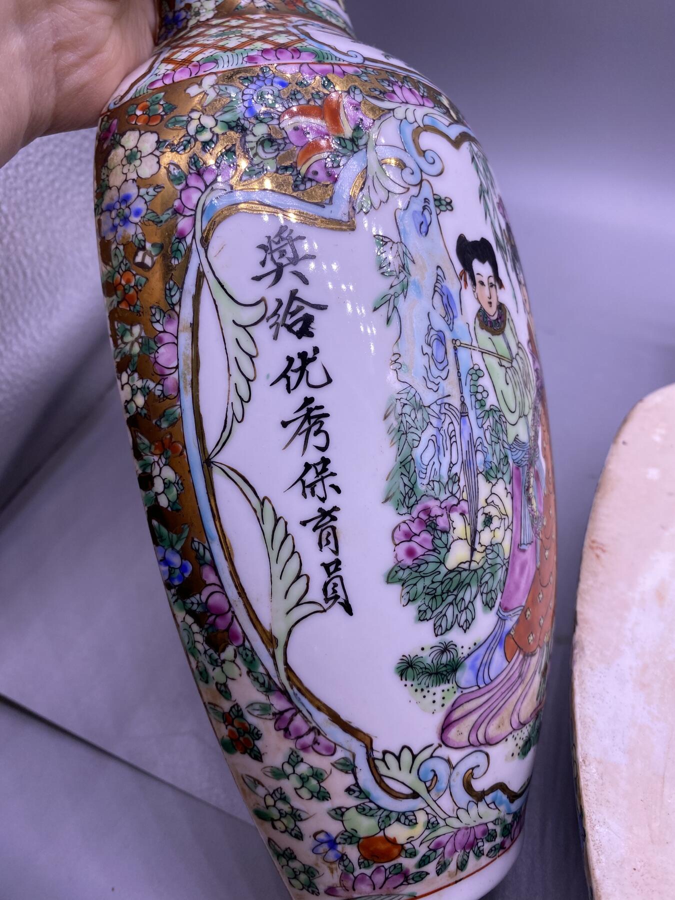 粉彩人物壁挂花瓶一对，尺寸30.5厘米，全品，品相如图，388包快递