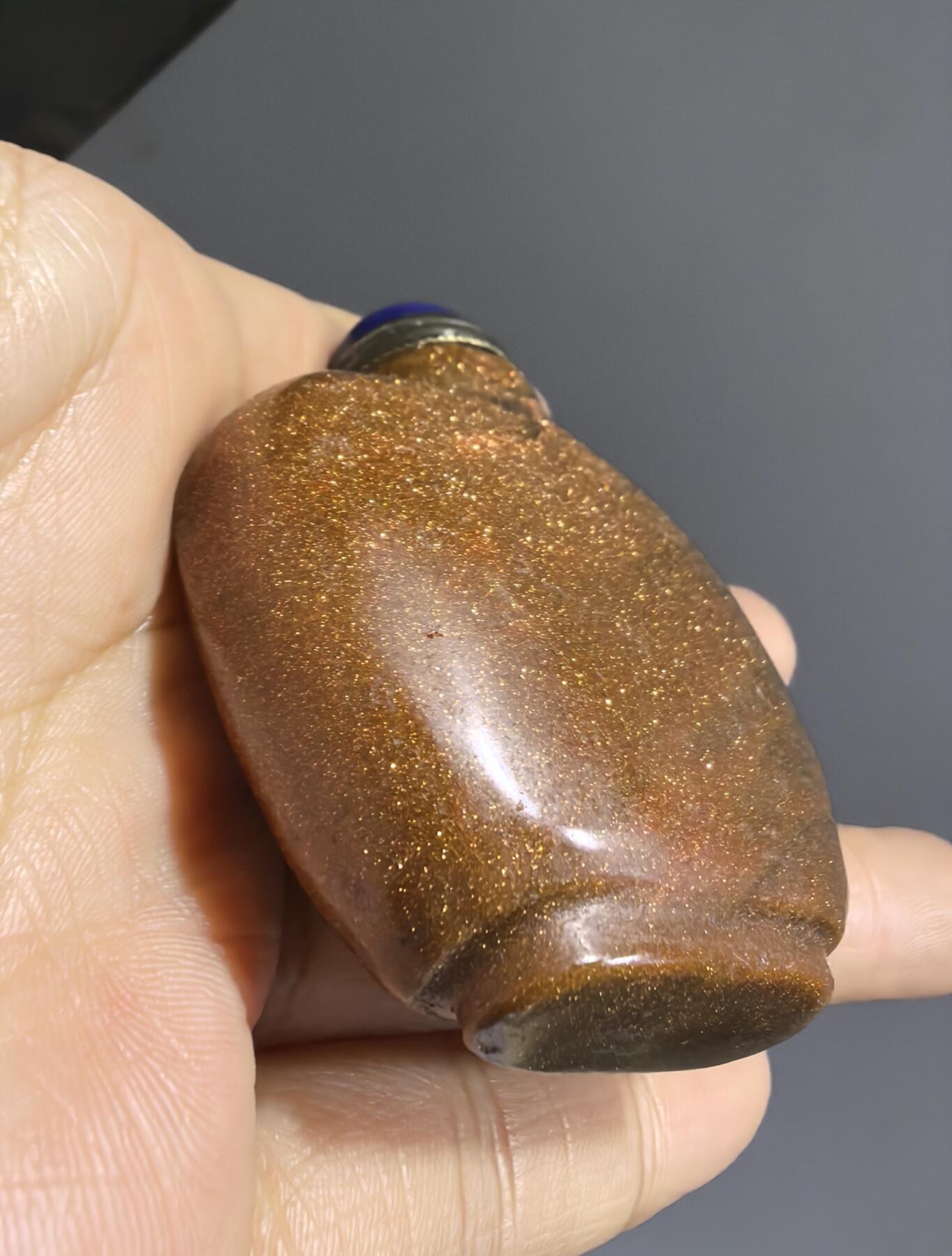 旧藏金沙石鼻烟壶全品如图所示，尺寸:6.2cm*5.0cm*2.1cm