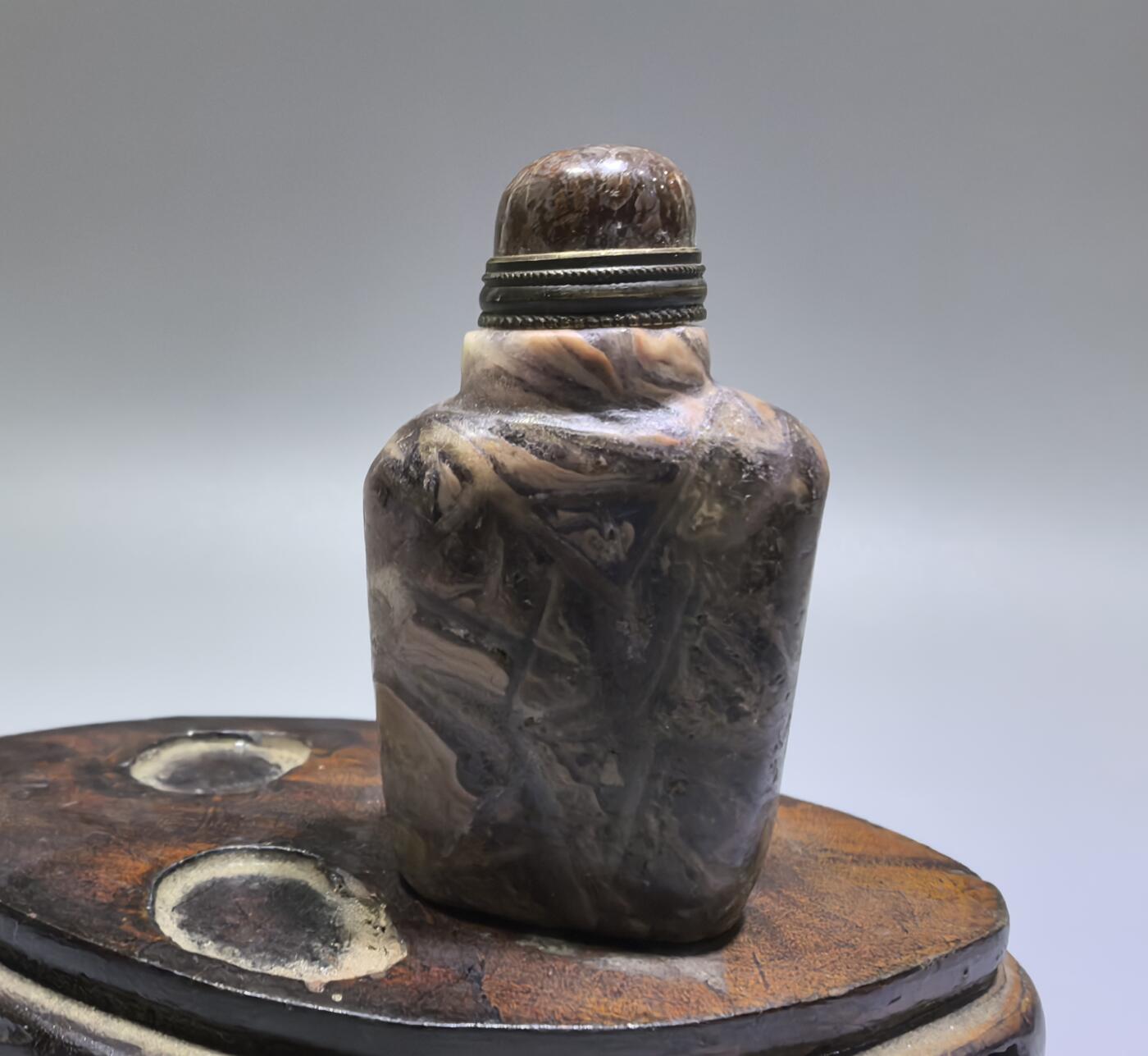 旧藏水晶鼻烟壶，全品如图所示。尺寸:6.1cm*3.4cm*1.9cm