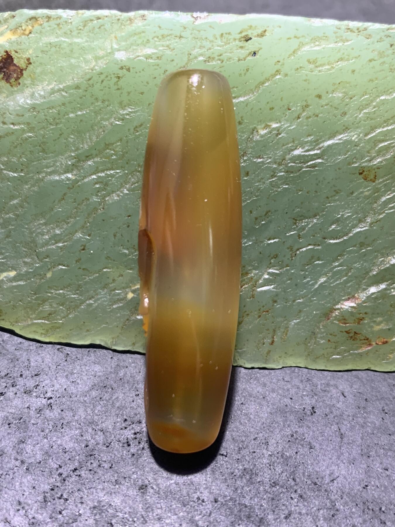 精美亚光高玉化巴西玛瑙手工俏色巧雕人物桶珠一个！