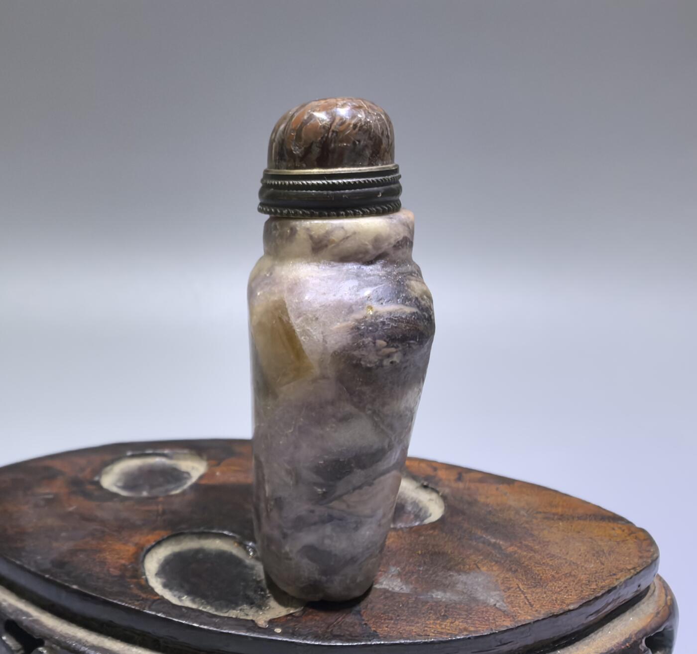 旧藏水晶鼻烟壶，全品如图所示。尺寸:6.1cm*3.4cm*1.9cm