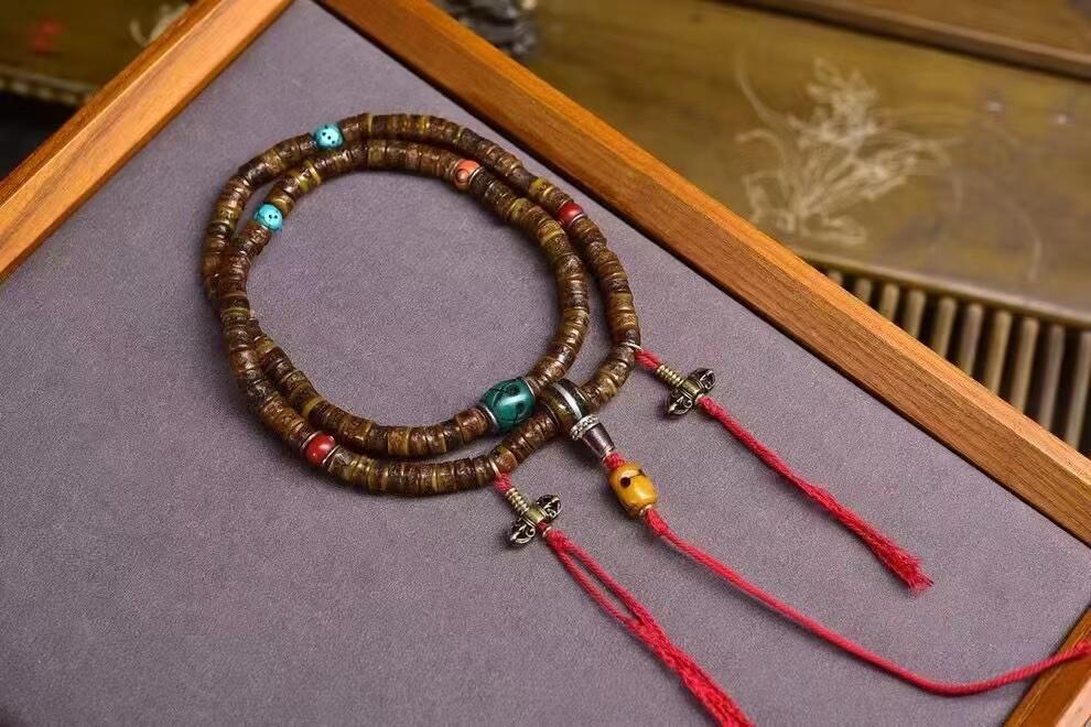 老嘎巴拉，108颗，年份久远，尺寸7.3x6毫米，克重42.5克，搭配———嘎巴拉三通——老铜技术器——料器阿呆、骰子———老骨阿呆。是具有悟性的骨骼