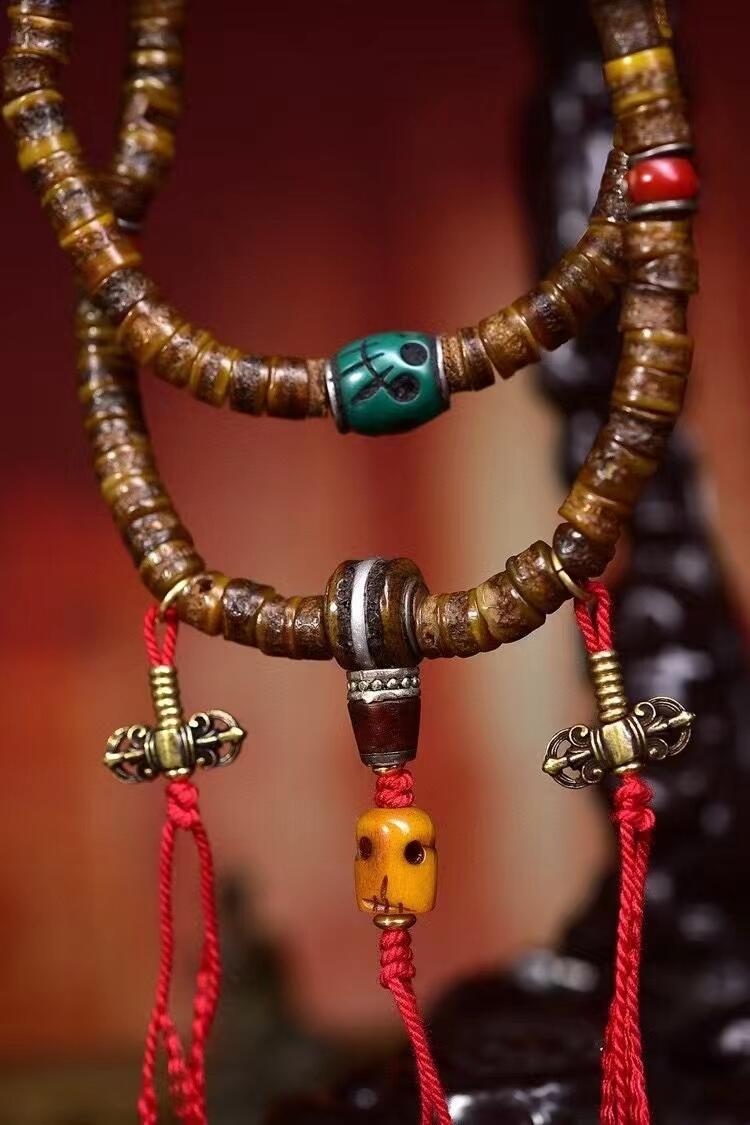 老嘎巴拉，108颗，年份久远，尺寸7.3x6毫米，克重42.5克，搭配———嘎巴拉三通——老铜技术器——料器阿呆、骰子———老骨阿呆。是具有悟性的骨骼
