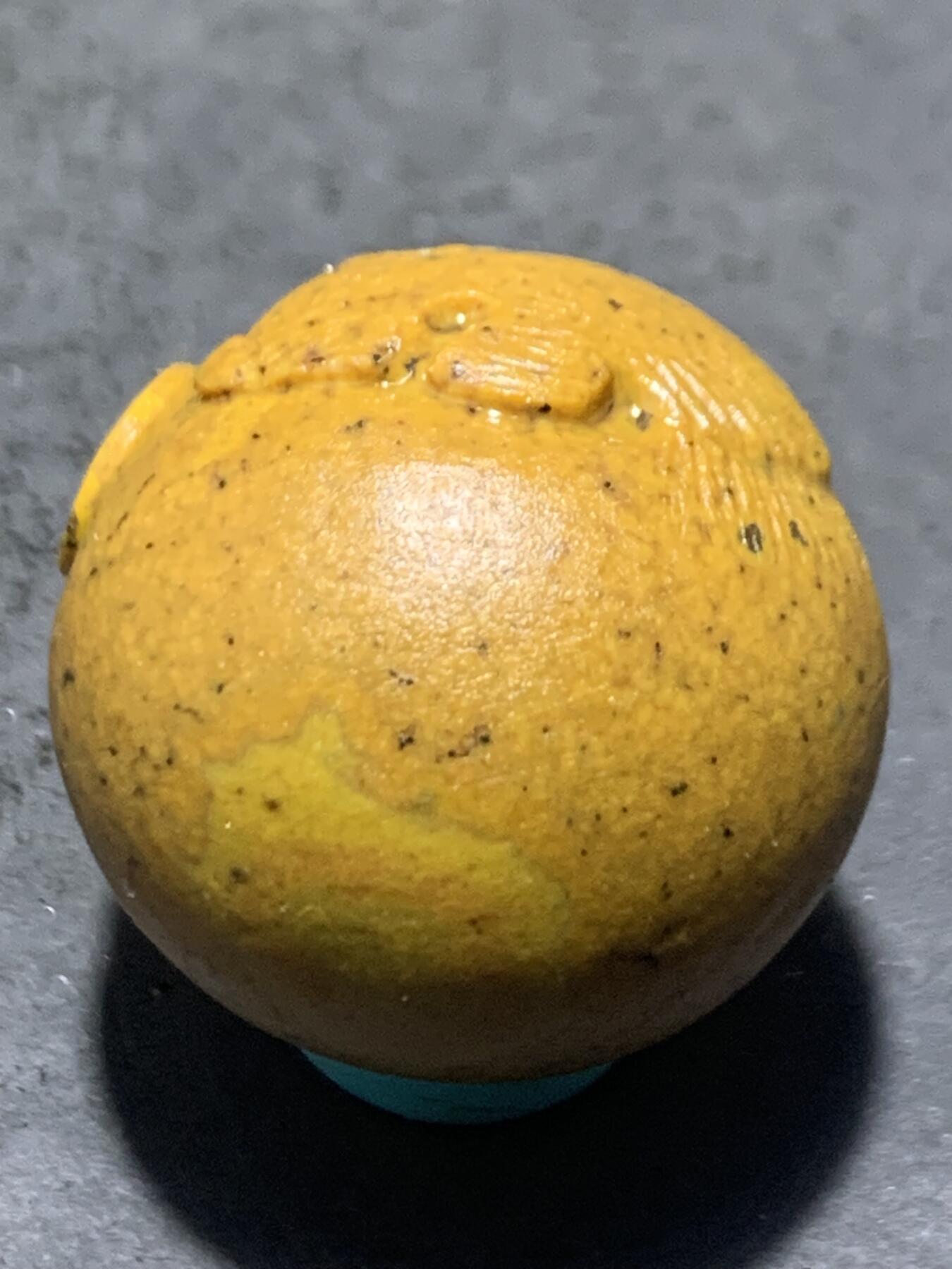 精美亚光战国红玛瑙手工俏色巧雕金钱豹圆珠一个，