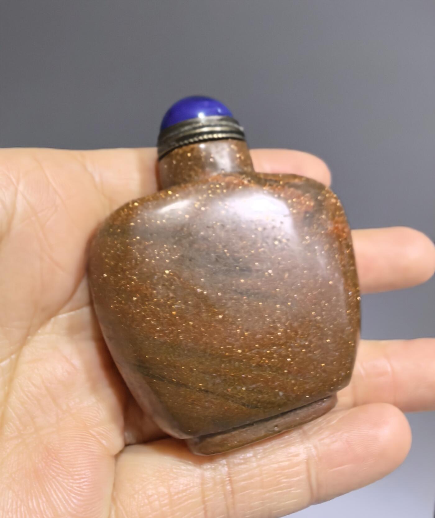 旧藏金沙石鼻烟壶全品如图所示，尺寸:6.2cm*5.0cm*2.1cm