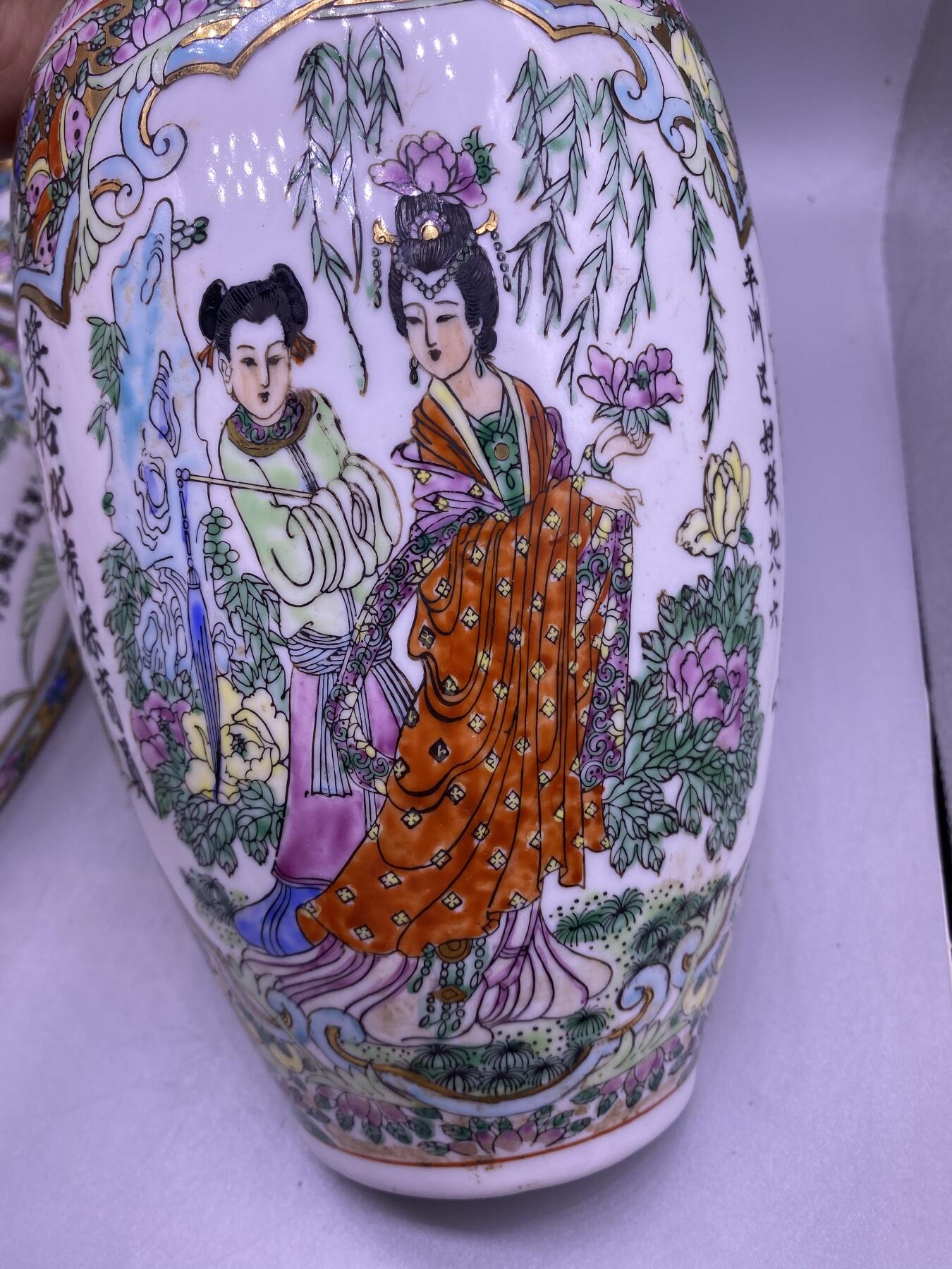 粉彩人物壁挂花瓶一对，尺寸30.5厘米，全品，品相如图，388包快递