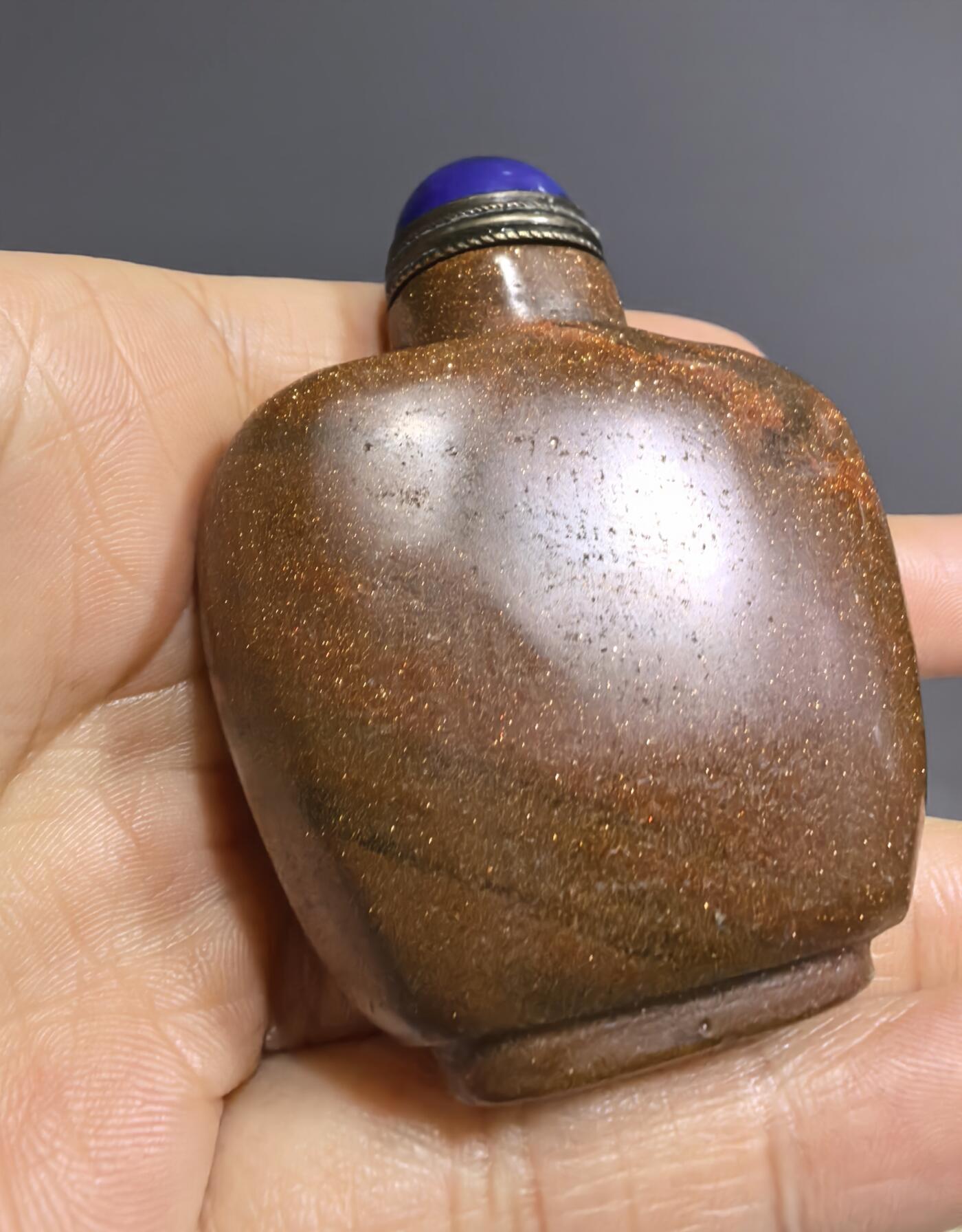 旧藏金沙石鼻烟壶全品如图所示，尺寸:6.2cm*5.0cm*2.1cm