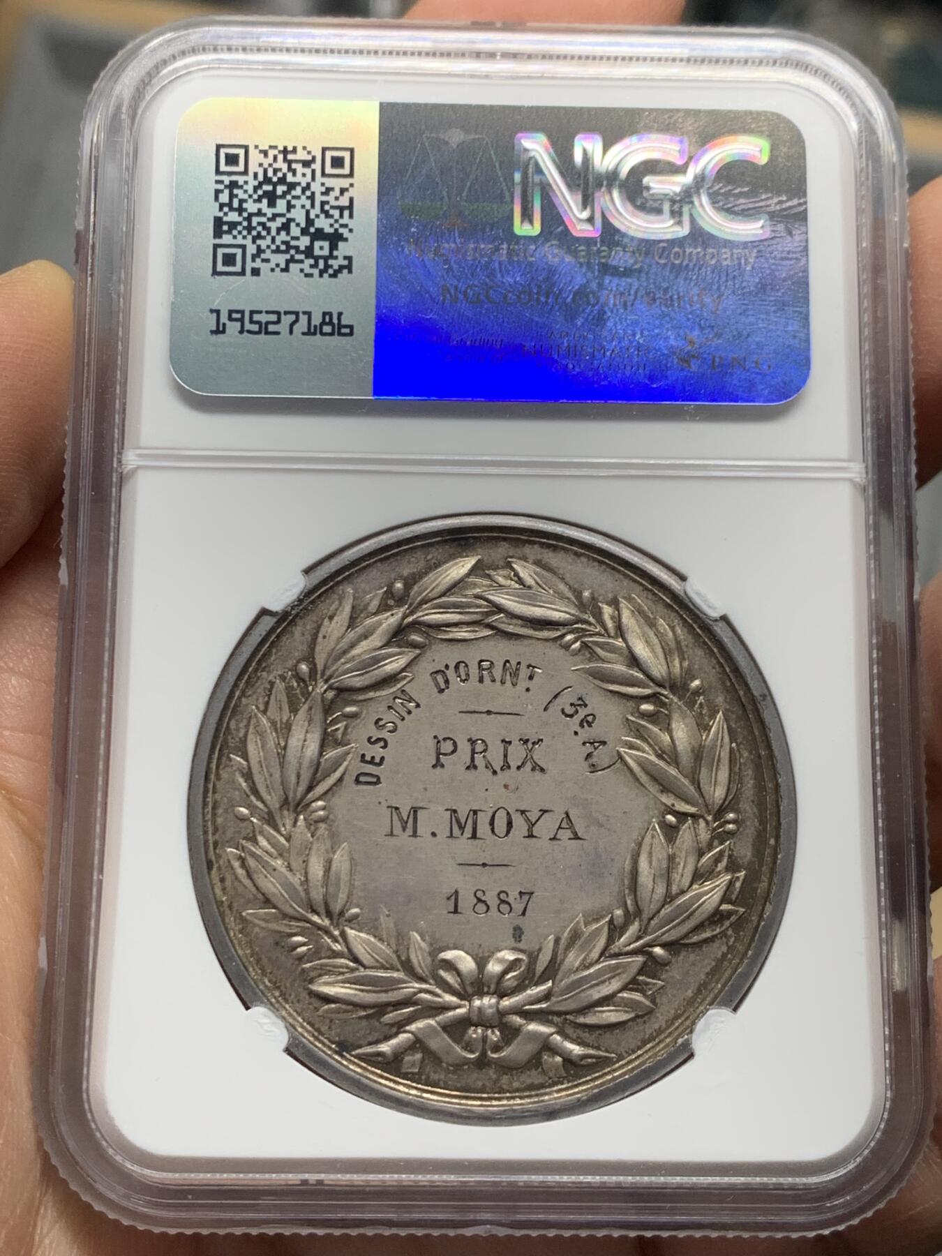 《竞宝斋》第339场 周日，周一，周二 3场连拍 （全场包邮） NGC MS64 罗纳职业教育协会 名家作品正面：女神端坐着，一个天使在她身边阅读，在背景建筑上刻有COURSE,底部签名：P.METRAL.LYON.直径：41mm