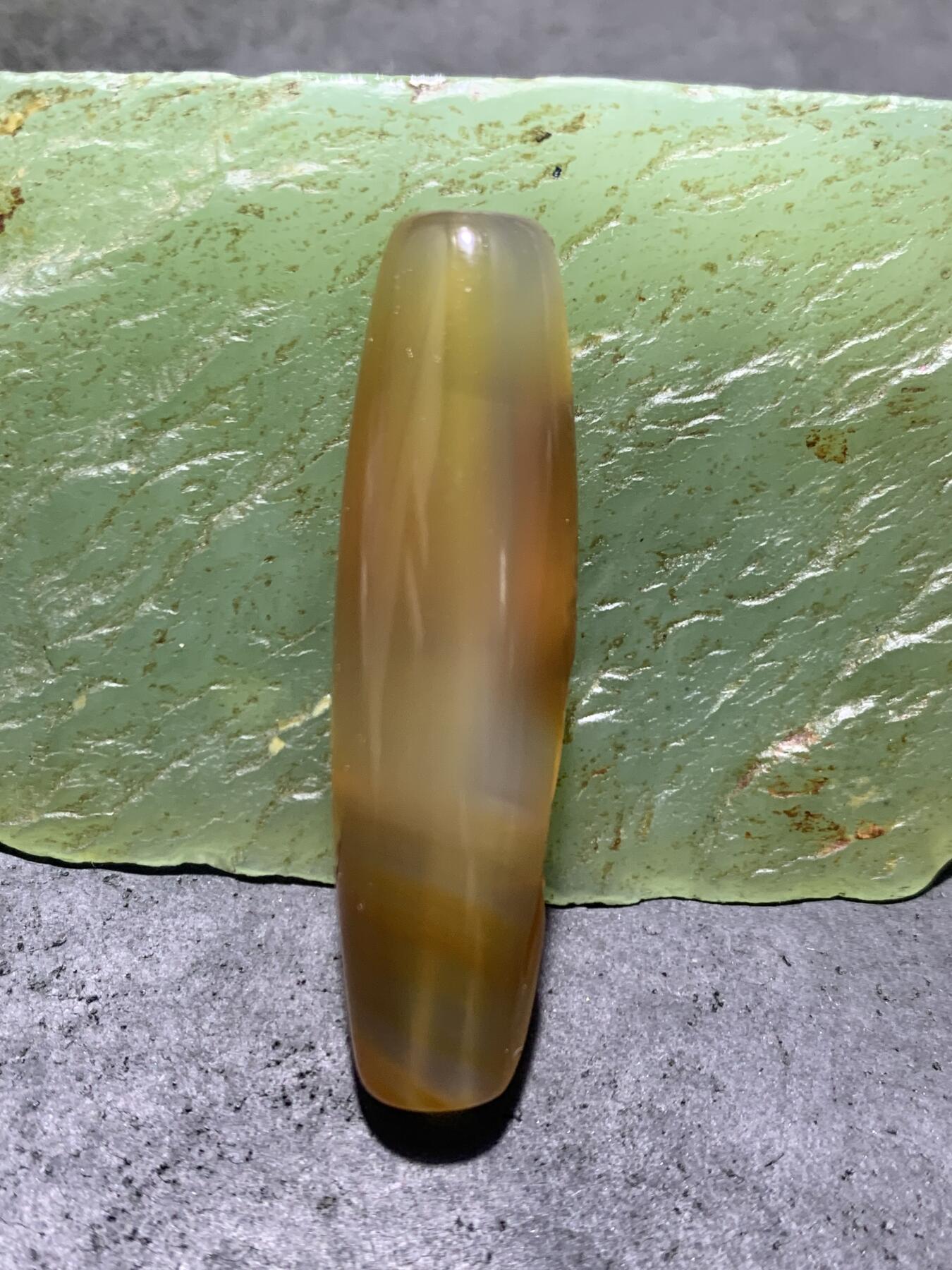 精美亚光高玉化巴西玛瑙手工俏色巧雕人物桶珠一个！