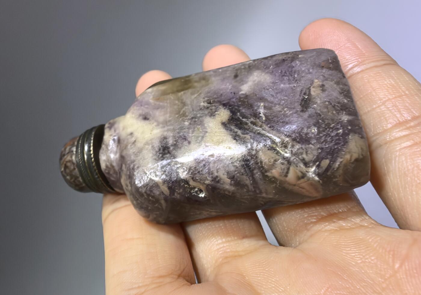 旧藏水晶鼻烟壶，全品如图所示。尺寸:6.1cm*3.4cm*1.9cm