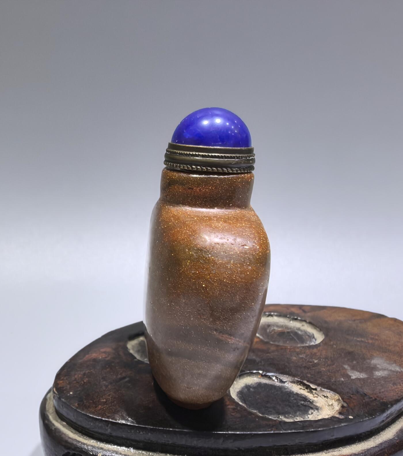 旧藏金沙石鼻烟壶全品如图所示，尺寸:6.2cm*5.0cm*2.1cm