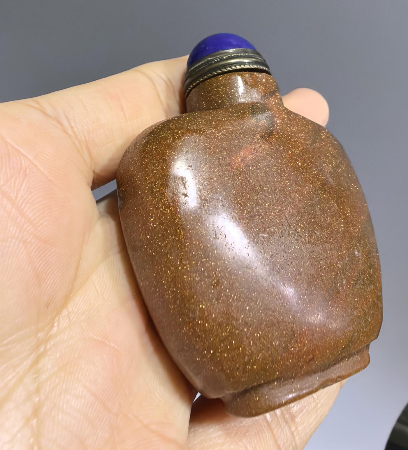 旧藏金沙石鼻烟壶全品如图所示，尺寸:6.2cm*5.0cm*2.1cm