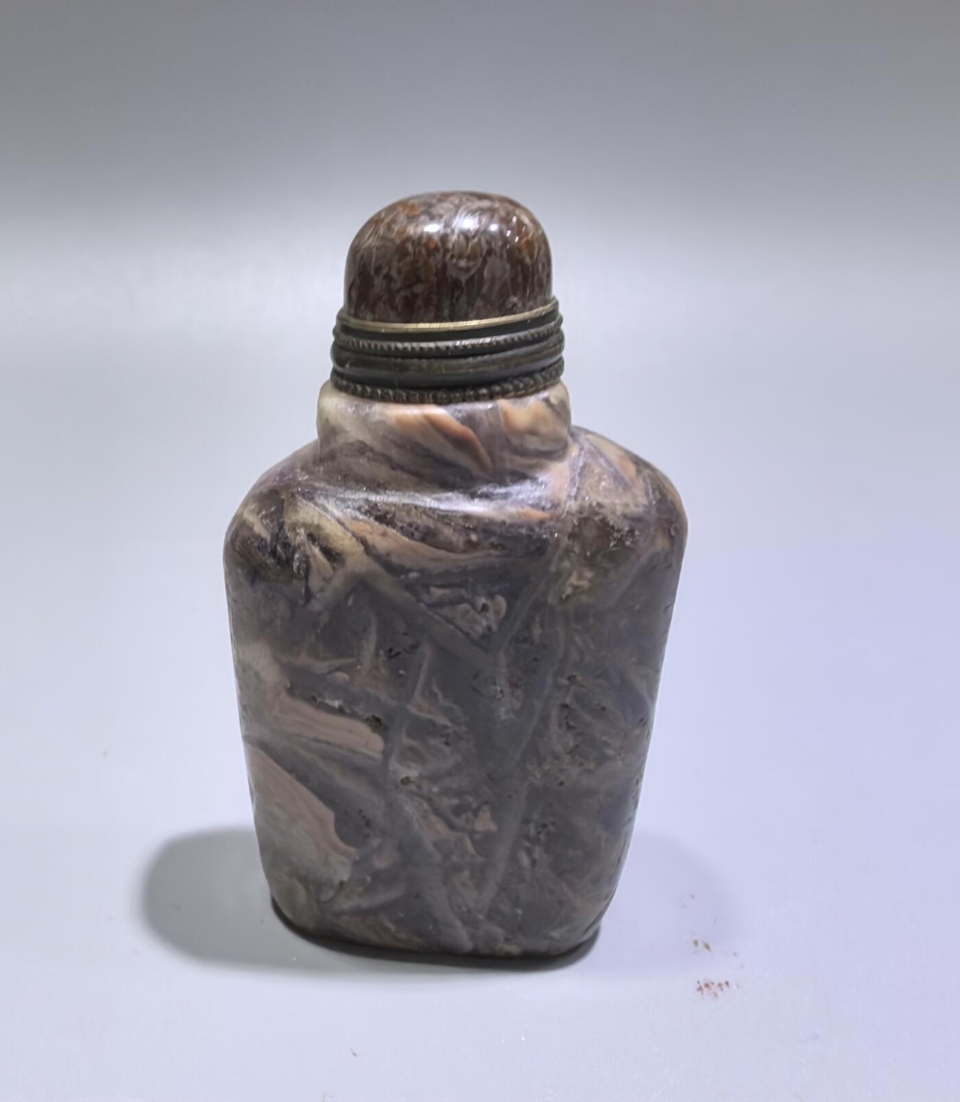 旧藏水晶鼻烟壶，全品如图所示。尺寸:6.1cm*3.4cm*1.9cm